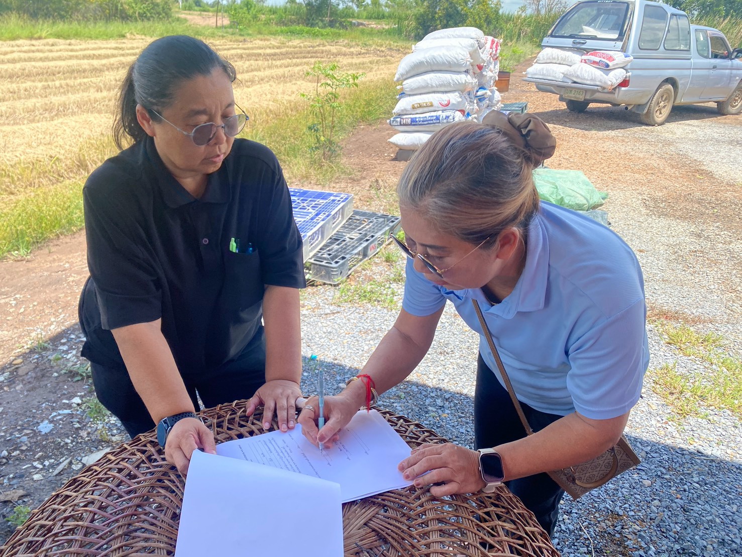 title - ส.ป.ก.พระนครศรีอยุธยา ดำเนินการมอบวัสดุการเกษตรเพื่อสนับสนุนเกษตรกรที่เข้าร่วมโครงการพัฒนาเกษตรกรปราดเปรื่อง(Smart Farmer) กิจกรรมพัฒนาเกษตรกรปราดเปรื่องในเขตปฏิรูปที่ดิน (Smart Former) ปีงบประมาณ พ.ศ. ๒๕๖๙ 