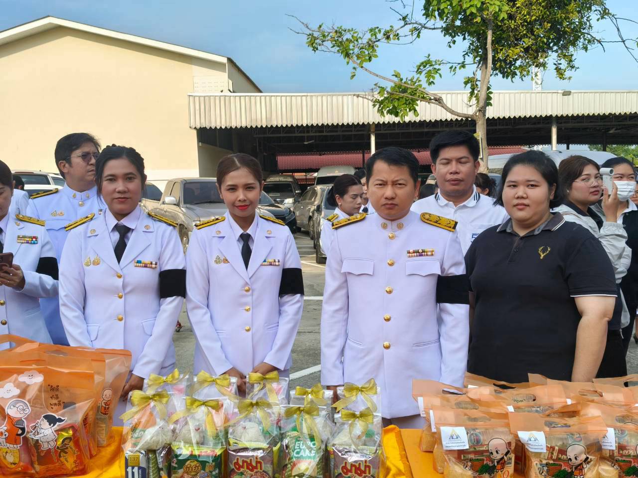 title - ปฏิรูปที่ดินจังหวัดพระนครศรีอยุธยา มอบหมาย นายจิรพัฒน์ วงศ์บุญฤทธิ์ นิติกรชำนาญการพิเศษ รักษาราชการแทนปฏิรูปที่ดิน พร้อมเจ้าหน้าที่กลุ่มการเงินบัญชีและจัดเก็บผลประโยชน์ เข้าร่วมกิจกรรมเนื่องในวันคล้ายวันสวรรคต สมเด็จพระนางเจ้าสิริกิติ์ พระบรมราชินีนาถ พระบรมราชชนนีพันปีหลวง ๒๔ ตุลาคม ๒๕๖๙ 