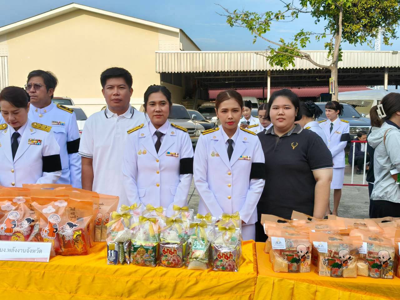 title - ปฏิรูปที่ดินจังหวัดพระนครศรีอยุธยา มอบหมาย นายจิรพัฒน์ วงศ์บุญฤทธิ์ นิติกรชำนาญการพิเศษ รักษาราชการแทนปฏิรูปที่ดิน พร้อมเจ้าหน้าที่กลุ่มการเงินบัญชีและจัดเก็บผลประโยชน์ เข้าร่วมกิจกรรมเนื่องในวันคล้ายวันสวรรคต สมเด็จพระนางเจ้าสิริกิติ์ พระบรมราชินีนาถ พระบรมราชชนนีพันปีหลวง ๒๔ ตุลาคม ๒๕๖๙ 