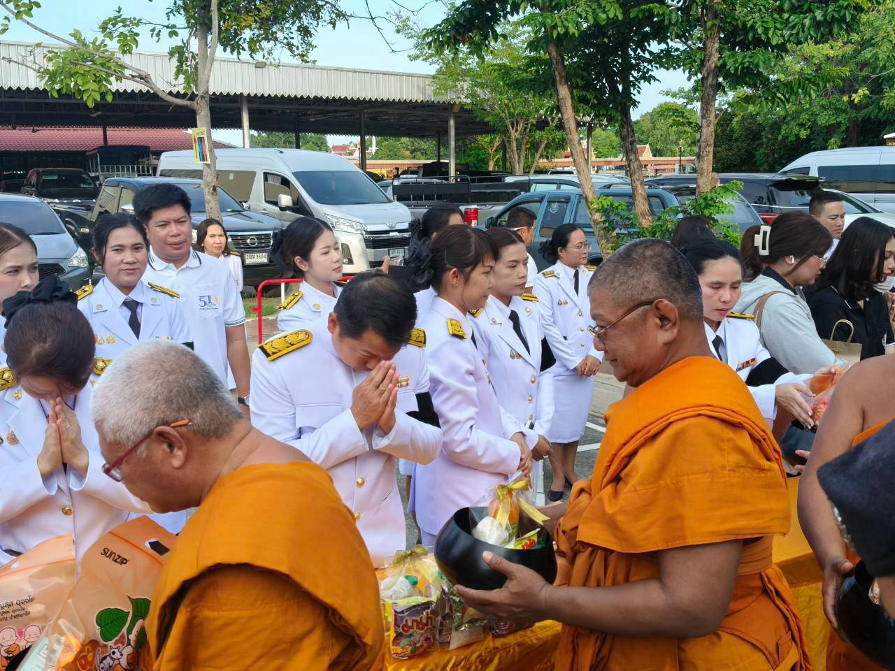 title - ปฏิรูปที่ดินจังหวัดพระนครศรีอยุธยา มอบหมาย นายจิรพัฒน์ วงศ์บุญฤทธิ์ นิติกรชำนาญการพิเศษ รักษาราชการแทนปฏิรูปที่ดิน พร้อมเจ้าหน้าที่กลุ่มการเงินบัญชีและจัดเก็บผลประโยชน์ เข้าร่วมกิจกรรมเนื่องในวันคล้ายวันสวรรคต สมเด็จพระนางเจ้าสิริกิติ์ พระบรมราชินีนาถ พระบรมราชชนนีพันปีหลวง ๒๔ ตุลาคม ๒๕๖๙ 