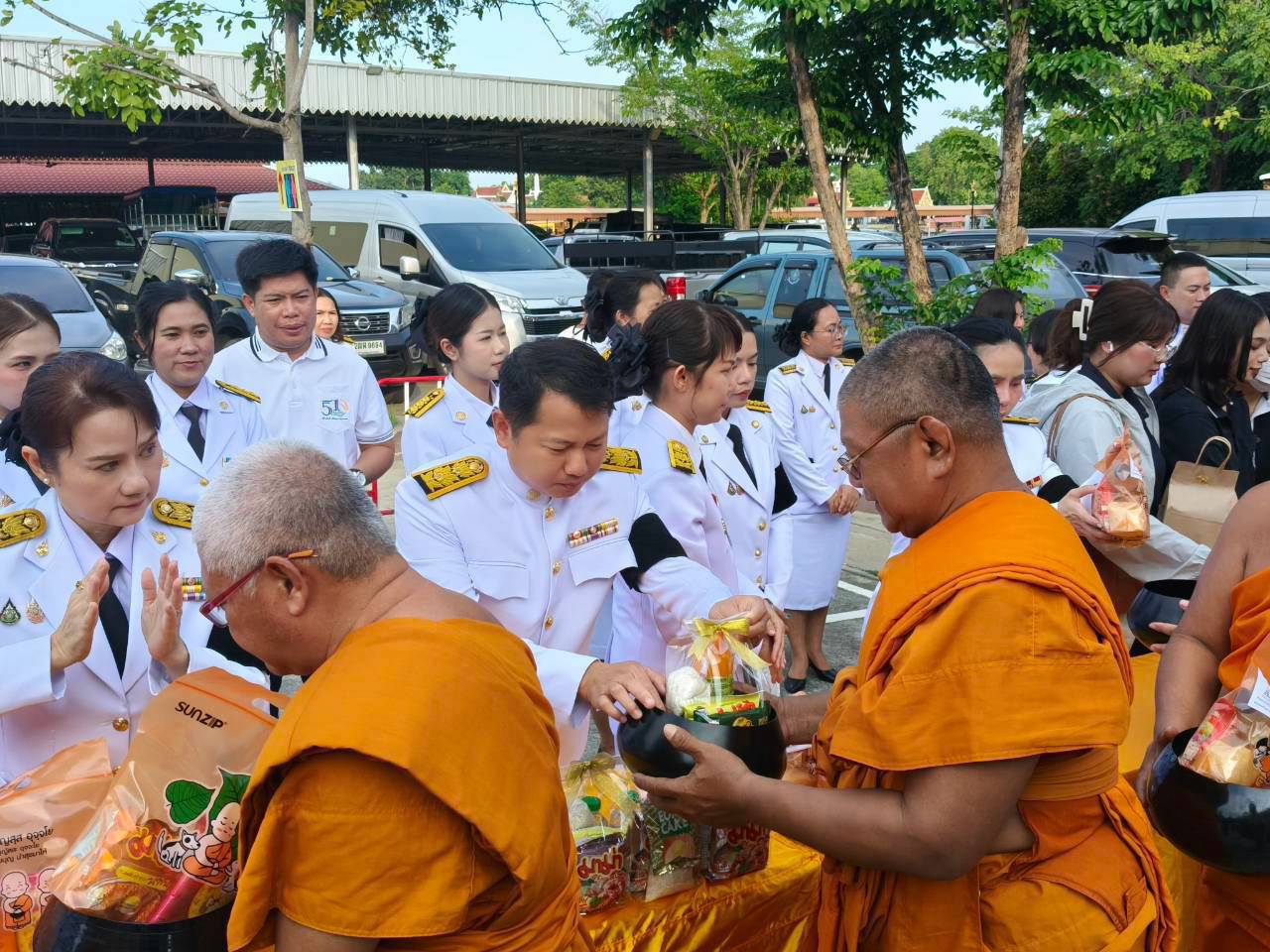 title - ปฏิรูปที่ดินจังหวัดพระนครศรีอยุธยา มอบหมาย นายจิรพัฒน์ วงศ์บุญฤทธิ์ นิติกรชำนาญการพิเศษ รักษาราชการแทนปฏิรูปที่ดิน พร้อมเจ้าหน้าที่กลุ่มการเงินบัญชีและจัดเก็บผลประโยชน์ เข้าร่วมกิจกรรมเนื่องในวันคล้ายวันสวรรคต สมเด็จพระนางเจ้าสิริกิติ์ พระบรมราชินีนาถ พระบรมราชชนนีพันปีหลวง ๒๔ ตุลาคม ๒๕๖๙ 