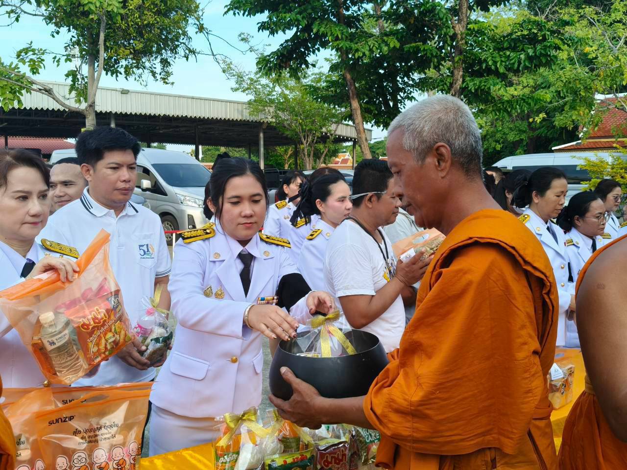 title - ปฏิรูปที่ดินจังหวัดพระนครศรีอยุธยา มอบหมาย นายจิรพัฒน์ วงศ์บุญฤทธิ์ นิติกรชำนาญการพิเศษ รักษาราชการแทนปฏิรูปที่ดิน พร้อมเจ้าหน้าที่กลุ่มการเงินบัญชีและจัดเก็บผลประโยชน์ เข้าร่วมกิจกรรมเนื่องในวันคล้ายวันสวรรคต สมเด็จพระนางเจ้าสิริกิติ์ พระบรมราชินีนาถ พระบรมราชชนนีพันปีหลวง ๒๔ ตุลาคม ๒๕๖๙ 