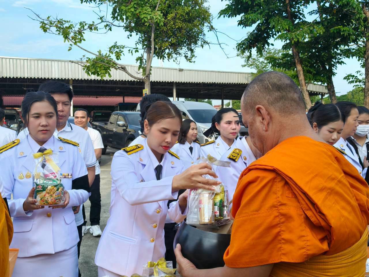 title - ปฏิรูปที่ดินจังหวัดพระนครศรีอยุธยา มอบหมาย นายจิรพัฒน์ วงศ์บุญฤทธิ์ นิติกรชำนาญการพิเศษ รักษาราชการแทนปฏิรูปที่ดิน พร้อมเจ้าหน้าที่กลุ่มการเงินบัญชีและจัดเก็บผลประโยชน์ เข้าร่วมกิจกรรมเนื่องในวันคล้ายวันสวรรคต สมเด็จพระนางเจ้าสิริกิติ์ พระบรมราชินีนาถ พระบรมราชชนนีพันปีหลวง ๒๔ ตุลาคม ๒๕๖๙ 
