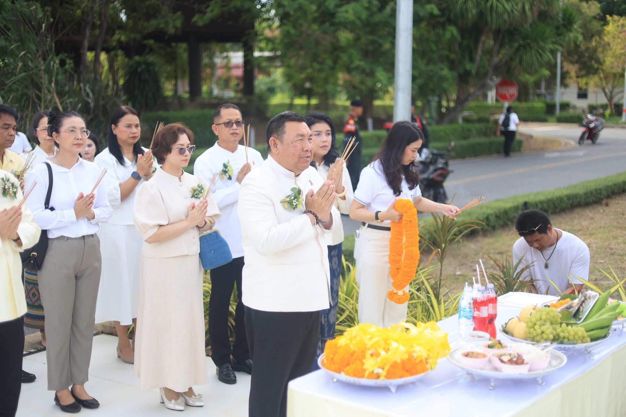 title - ปฏิรูปที่ดินจังหวัดพระนครศรีอยุธยา เข้าร่วมโครงการพัฒนาบุคลากรเพื่อเพิ่มประสิทธิภาพการดำเนินงานด้านสิลปหัตถกรรม กิจกรรมไหว้ครูช่าง 
