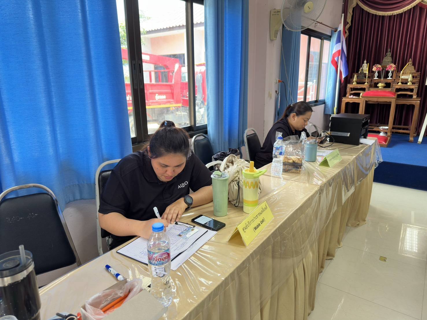 title -  ปฏิรูปที่ดินจังหวัดพระนครศรีอยุธยา มอบหมายเจ้าหน้าที่จากกลุ่มยุทธศาสตร์และการปฏิรูปที่ดิน กลุ่มกฎหมาย กลุ่มงานช่างและแผนที่ และกลุ่มการเงินและจัดเก็บผลประโยชน์ จัดกิจกรรมออกรับบริการเกษตรกรและประชาชนในเขตปฏิรูปที่ดิน ตามกิจกรรมศูนย์บริการประชาชนเคลื่อนที่ (Mobile Unit) ครั้งที่ ๖ 