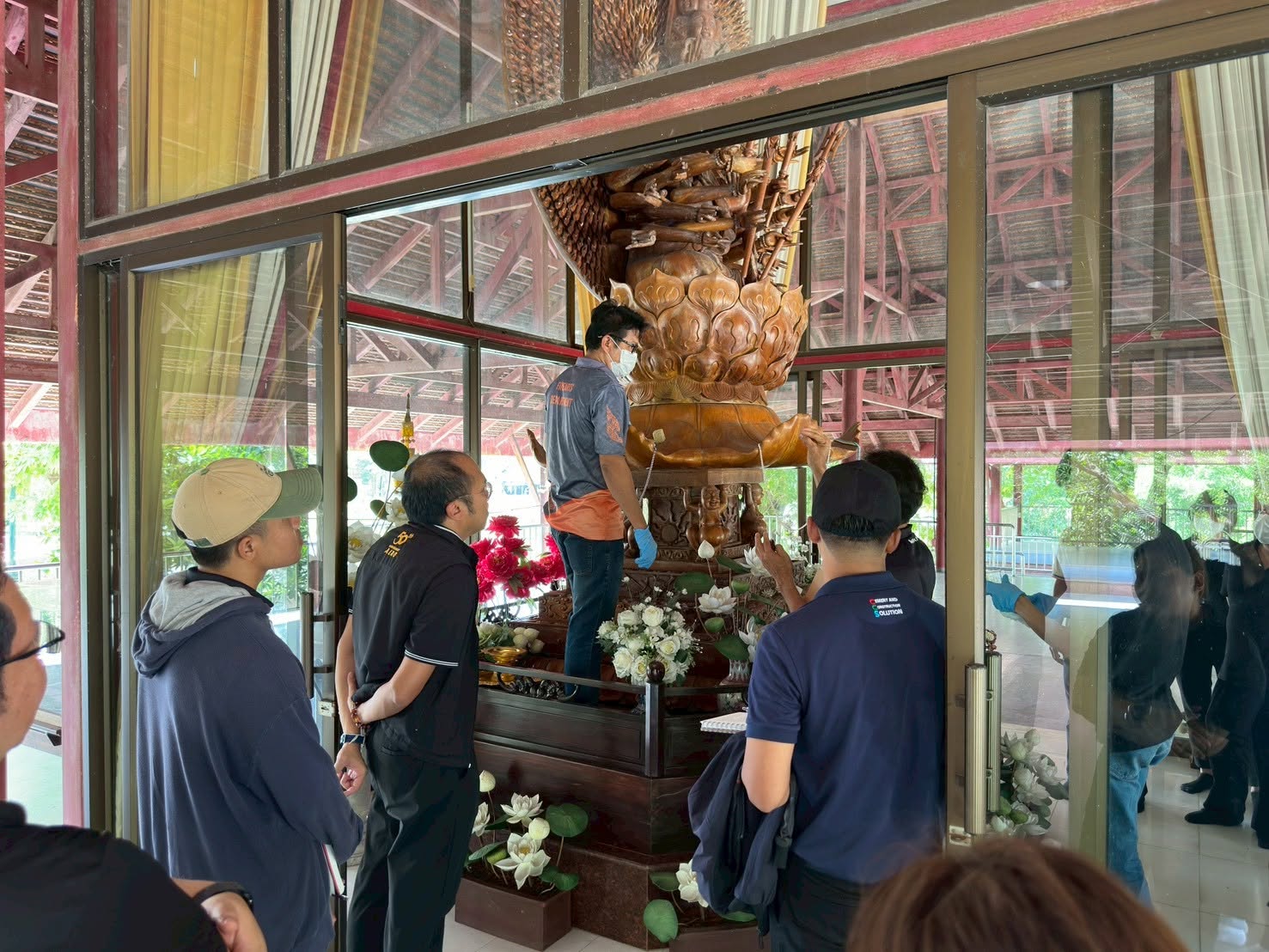 title - ส.ป.ก.พระนครศรีอยุธยา ร่วมกับเจ้าหน้าที่พิพิธภัณฑสถานแห่งชาติ เจ้าสามพระยา และเจ้าหน้าที่กลุ่มวิทยาศาสตร์เพื่อการอนุรักษ์ สำนักพิพิธภัณฑสถานแห่งชาติ กรมศิลปากร ดำเนินการตรวจสอบและประเมินความเสียหายพระโพธิสัตว์กวนอิมพันพระหัตถ์ เพื่อบูรณะซ่อมแซมพระโพธิสัตว์กวนอิมพันพระหัตถ์ ให้กลับสู่สภาพเดิม