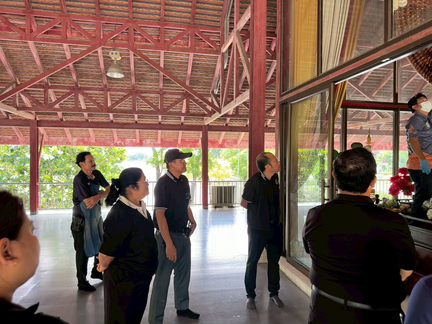 title - ส.ป.ก.พระนครศรีอยุธยา ร่วมกับเจ้าหน้าที่พิพิธภัณฑสถานแห่งชาติ เจ้าสามพระยา และเจ้าหน้าที่กลุ่มวิทยาศาสตร์เพื่อการอนุรักษ์ สำนักพิพิธภัณฑสถานแห่งชาติ กรมศิลปากร ดำเนินการตรวจสอบและประเมินความเสียหายพระโพธิสัตว์กวนอิมพันพระหัตถ์ เพื่อบูรณะซ่อมแซมพระโพธิสัตว์กวนอิมพันพระหัตถ์ ให้กลับสู่สภาพเดิม
