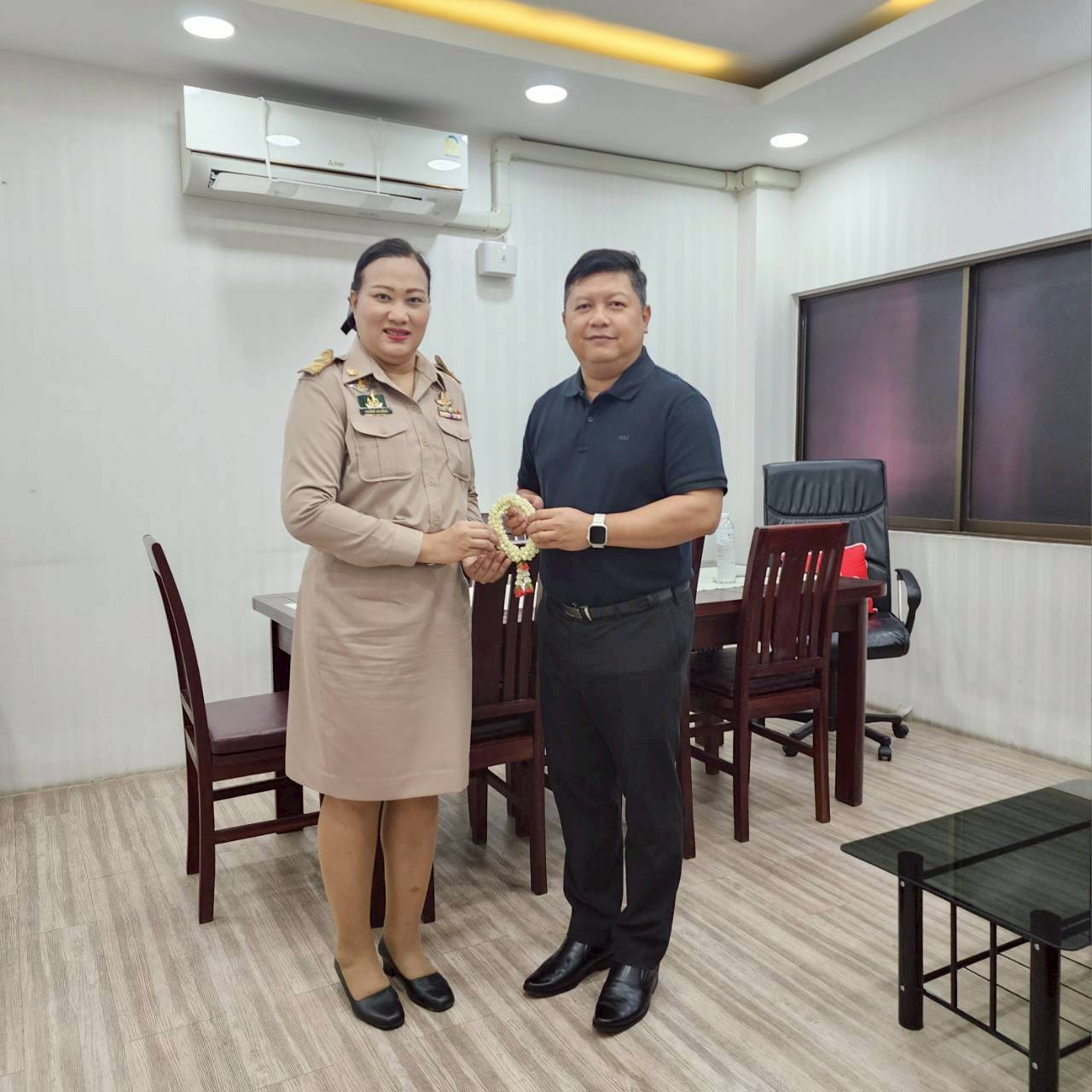 title - นางสาวอมรรัตน์ แขวงโสภา ปฏิรูปที่ดินจังหวัดพระนครศรีอยุธยา ได้เข้ารายงานตัวกับผู้ว่าราชการจังหวัดพระนครศรีอยุธยา และกราบสักการะขอพรสิ่งศักดิ์สิทธิ์ประจำจังหวัดพระนครศรีอยุธยา