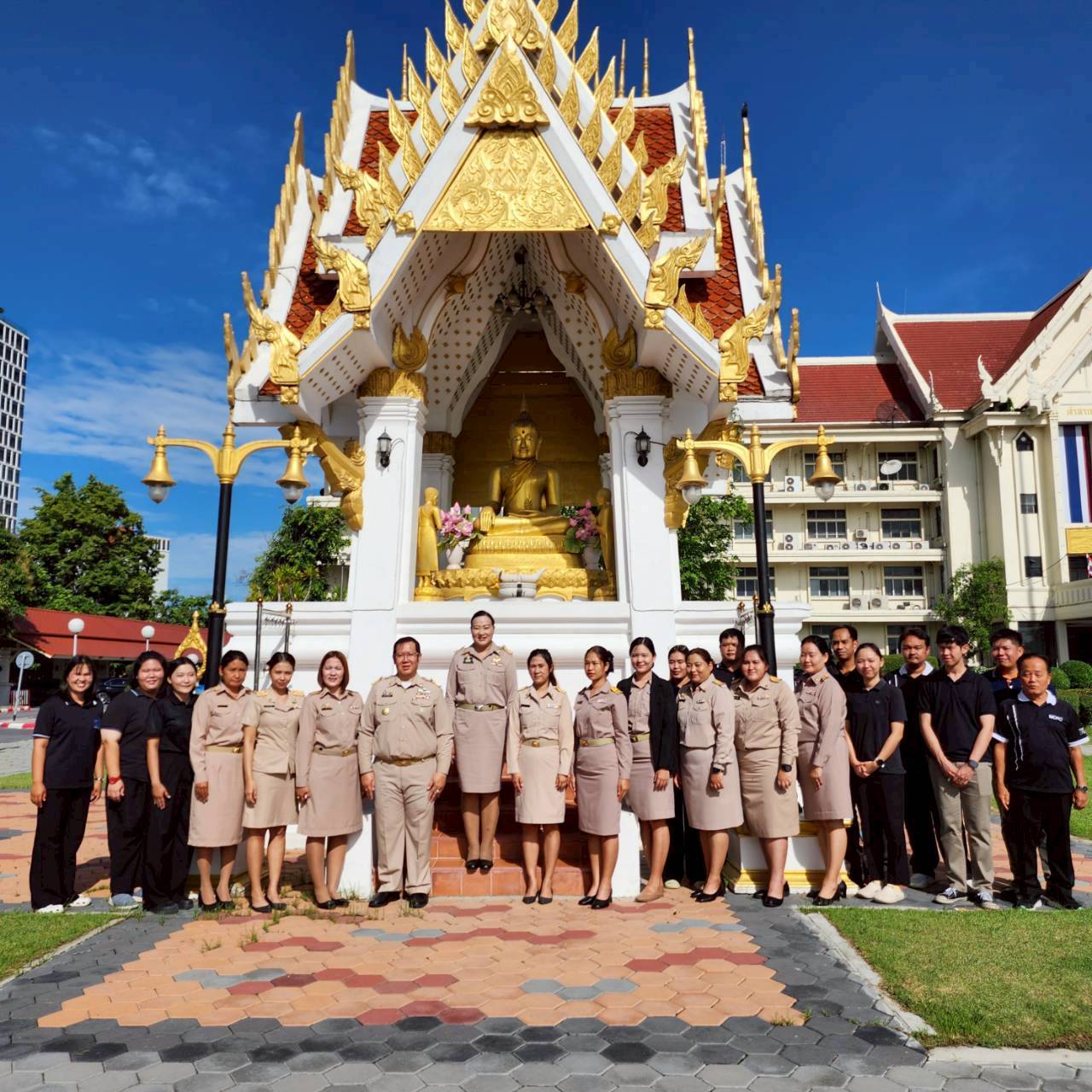 title - นางสาวอมรรัตน์ แขวงโสภา ปฏิรูปที่ดินจังหวัดพระนครศรีอยุธยา ได้เข้ารายงานตัวกับผู้ว่าราชการจังหวัดพระนครศรีอยุธยา และกราบสักการะขอพรสิ่งศักดิ์สิทธิ์ประจำจังหวัดพระนครศรีอยุธยา