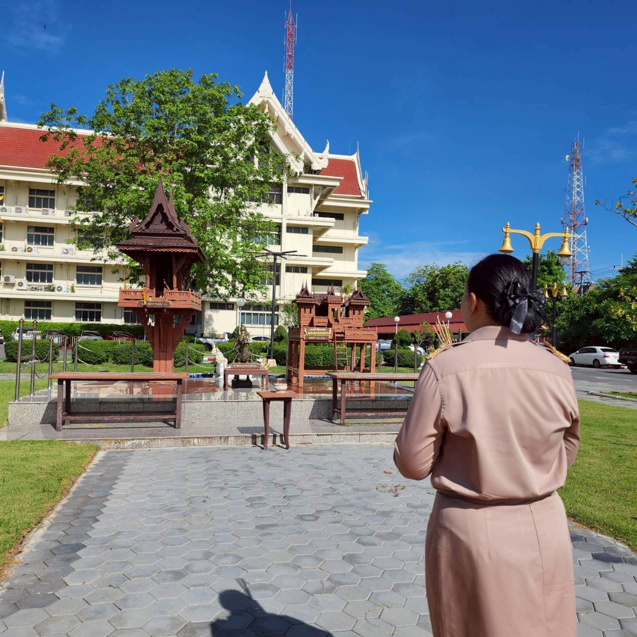 title - นางสาวอมรรัตน์ แขวงโสภา ปฏิรูปที่ดินจังหวัดพระนครศรีอยุธยา ได้เข้ารายงานตัวกับผู้ว่าราชการจังหวัดพระนครศรีอยุธยา และกราบสักการะขอพรสิ่งศักดิ์สิทธิ์ประจำจังหวัดพระนครศรีอยุธยา