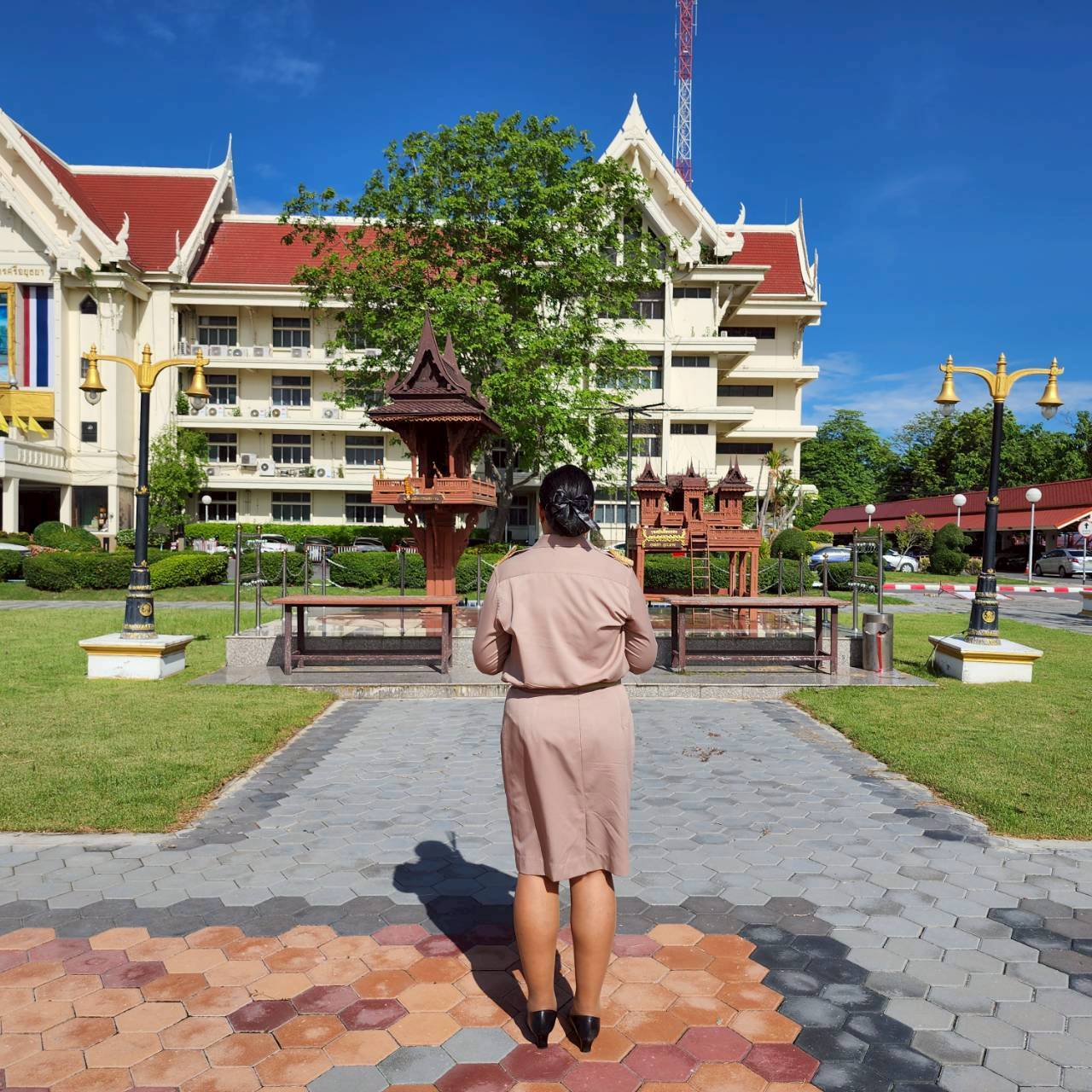 title - นางสาวอมรรัตน์ แขวงโสภา ปฏิรูปที่ดินจังหวัดพระนครศรีอยุธยา ได้เข้ารายงานตัวกับผู้ว่าราชการจังหวัดพระนครศรีอยุธยา และกราบสักการะขอพรสิ่งศักดิ์สิทธิ์ประจำจังหวัดพระนครศรีอยุธยา