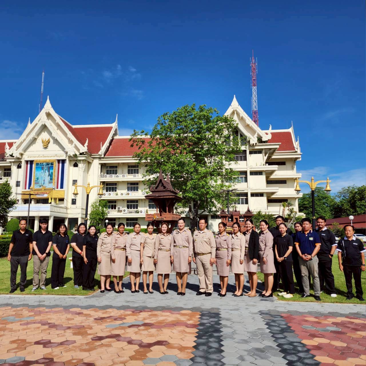 title - นางสาวอมรรัตน์ แขวงโสภา ปฏิรูปที่ดินจังหวัดพระนครศรีอยุธยา ได้เข้ารายงานตัวกับผู้ว่าราชการจังหวัดพระนครศรีอยุธยา และกราบสักการะขอพรสิ่งศักดิ์สิทธิ์ประจำจังหวัดพระนครศรีอยุธยา