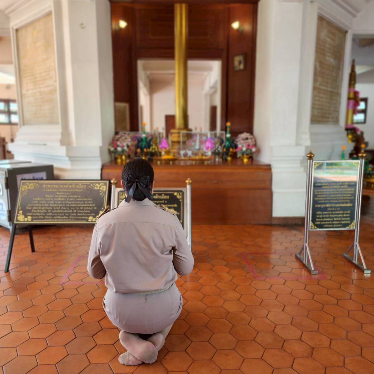 title - นางสาวอมรรัตน์ แขวงโสภา ปฏิรูปที่ดินจังหวัดพระนครศรีอยุธยา ได้เข้ารายงานตัวกับผู้ว่าราชการจังหวัดพระนครศรีอยุธยา และกราบสักการะขอพรสิ่งศักดิ์สิทธิ์ประจำจังหวัดพระนครศรีอยุธยา
