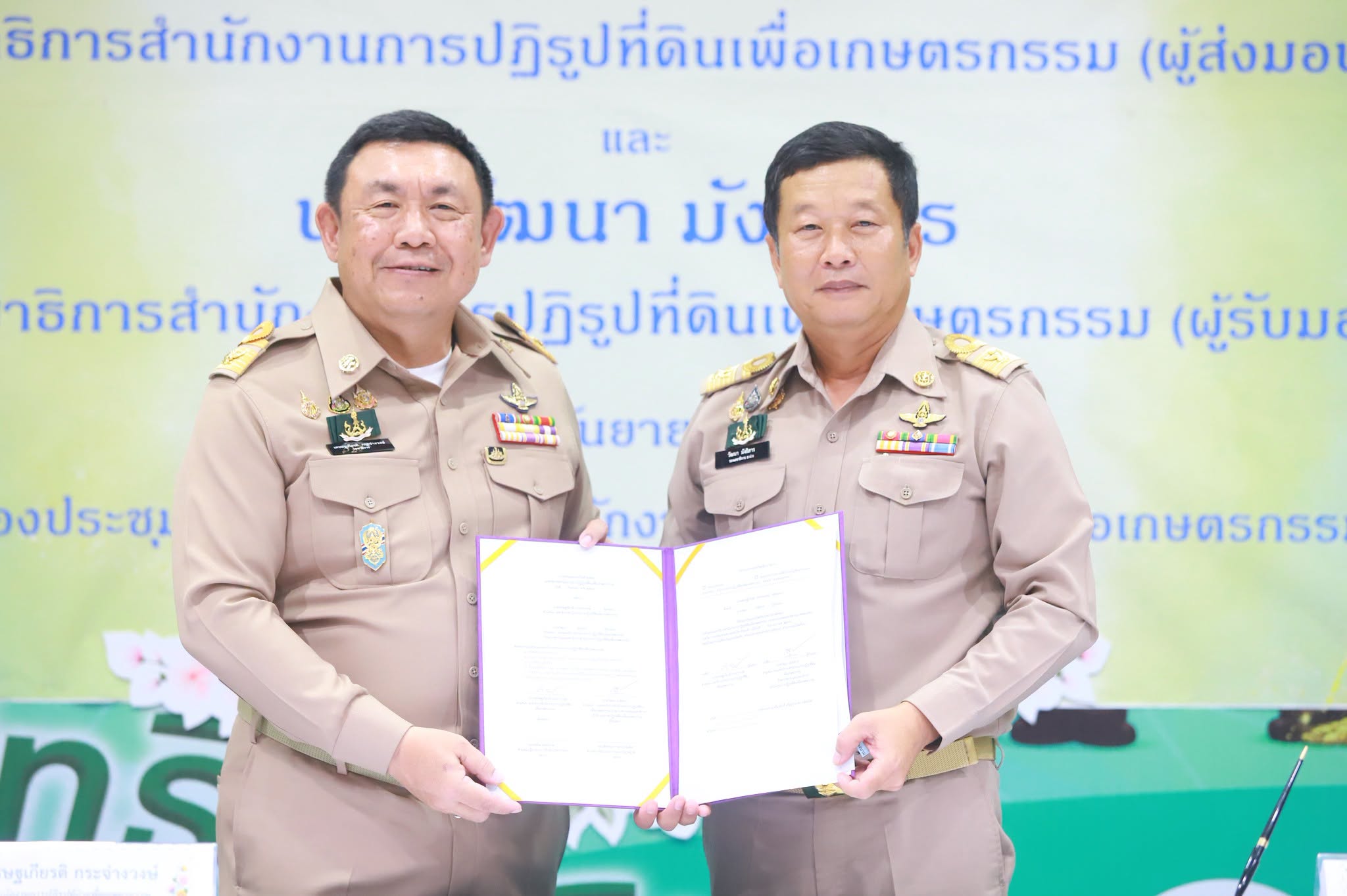 title - นางสาวอมรรัตน์ แขวงโสภา ปฏิรูปที่ดินจังหวัดพระนครศรีอยุธยา ร่วมพิธีส่งมอบงานในหน้าที่ตำแหน่งเลขาธิการ ส.ป.ก. ระหว่างนายเศรษฐเกียรติ กระจ่างวงษ์ เลขาธิการ ส.ป.ก. ผู้ส่งมอบ กับนายวัฒนา มังธิสาร รองเลขาธิการ ส.ป.ก. ผู้รับมอบ