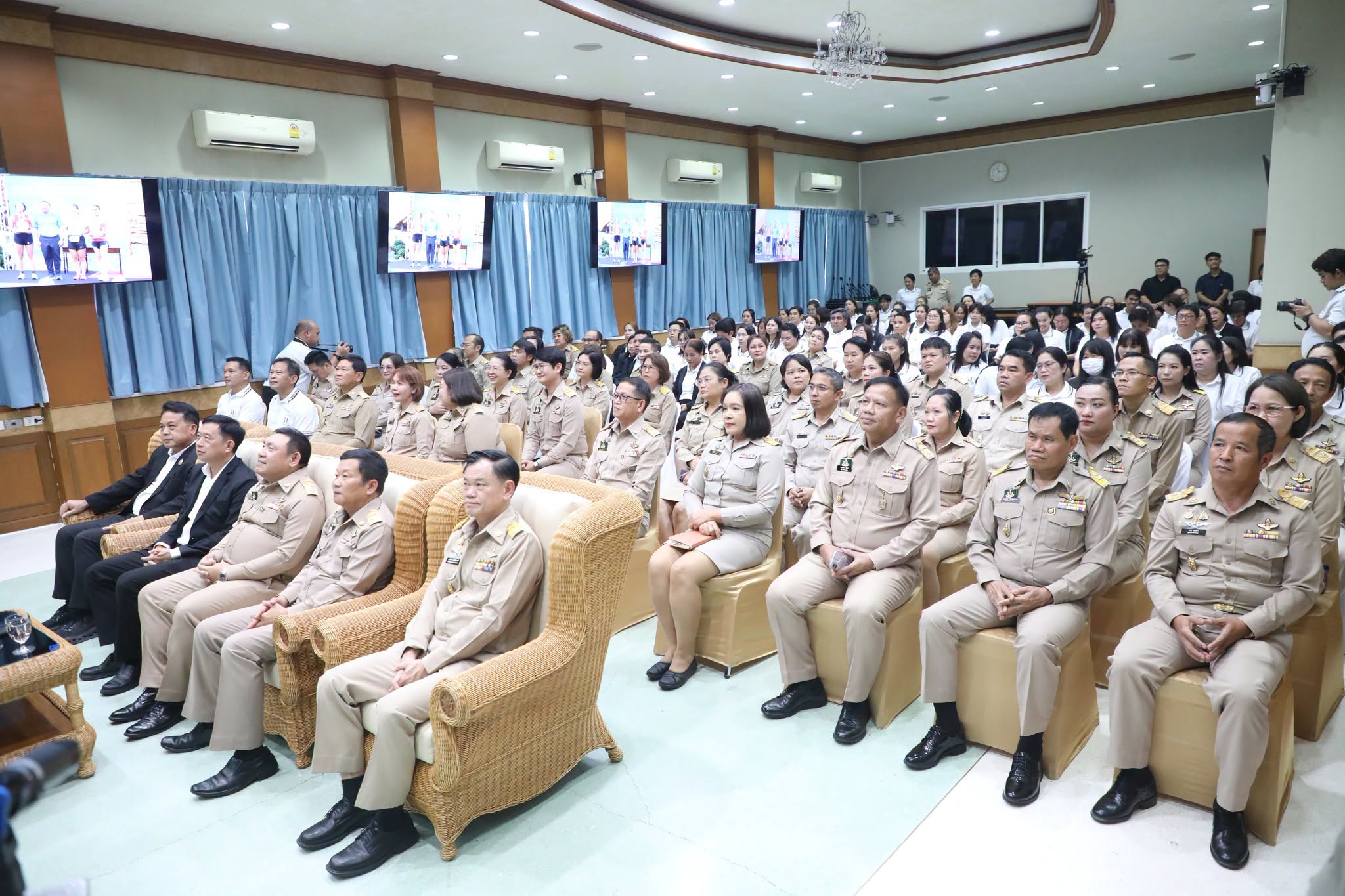 title - นางสาวอมรรัตน์ แขวงโสภา ปฏิรูปที่ดินจังหวัดพระนครศรีอยุธยา ร่วมพิธีส่งมอบงานในหน้าที่ตำแหน่งเลขาธิการ ส.ป.ก. ระหว่างนายเศรษฐเกียรติ กระจ่างวงษ์ เลขาธิการ ส.ป.ก. ผู้ส่งมอบ กับนายวัฒนา มังธิสาร รองเลขาธิการ ส.ป.ก. ผู้รับมอบ