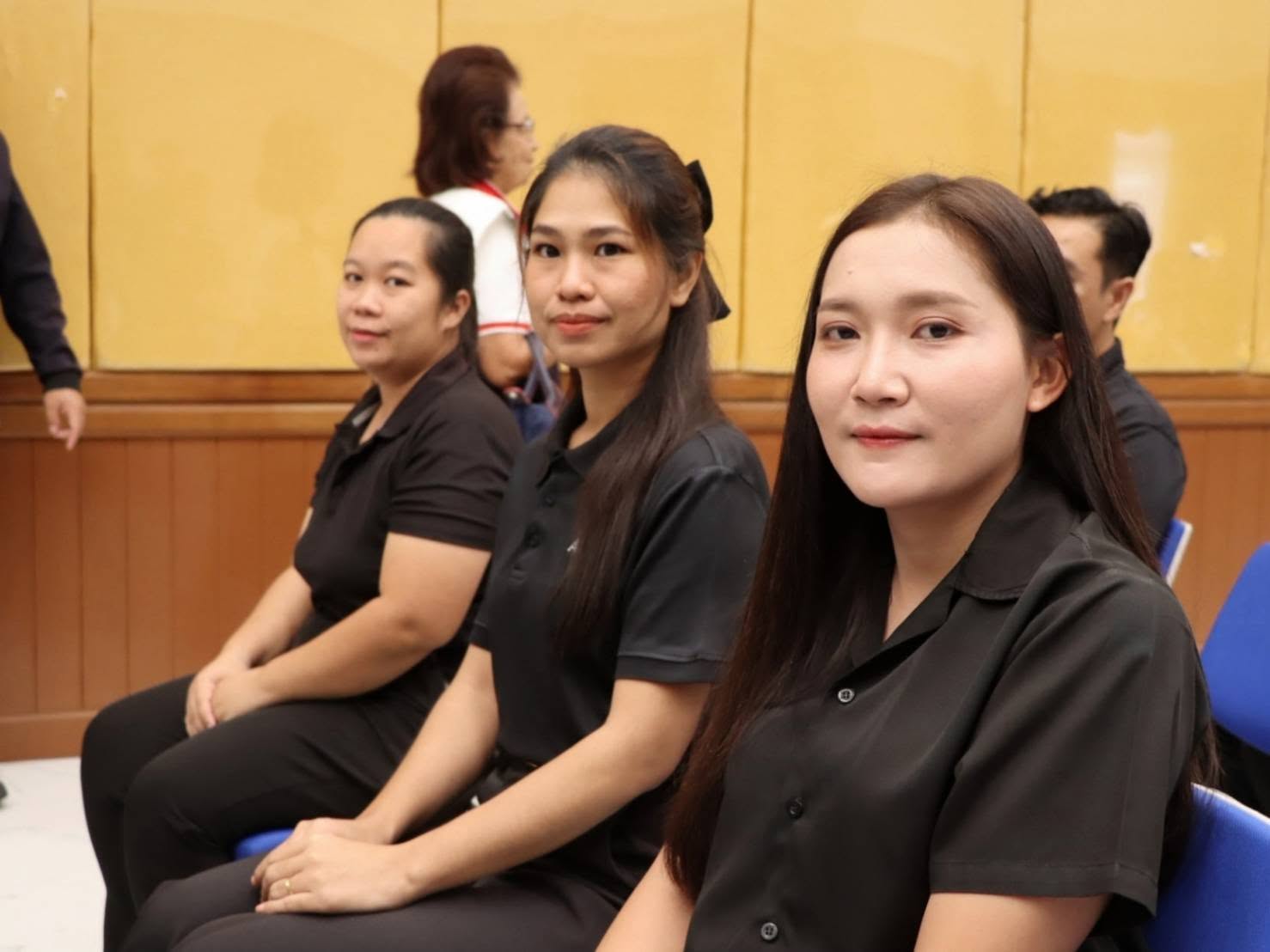 title -  ปฏิรูปที่ดินจังหวัดพระนครศรีอยุธยา พร้อมเจ้าหน้าที่ฝ่ายบริหารทั่วไป สำนักงานการปฏิรูปที่ดินจังหวัดพระนครศรีอยุธยา เข้าร่วมกิจกรรมประดิษฐ์ดอกไม้จันทน์ระดับจังหวัด เพื่อเตรียมความพร้อมในการจัดพระราชพิธีถวายดอกไม้จันทน์ของประชาชนในส่วนภูมิภาค ในงานพระราชพิธีถวายพระเพลิงพระบรมศพ สมเด็จพระนางเจ้าสิริกิติ์ พระบรมราชินีนาถ พระบรมราชชนนีพันปีหลวง