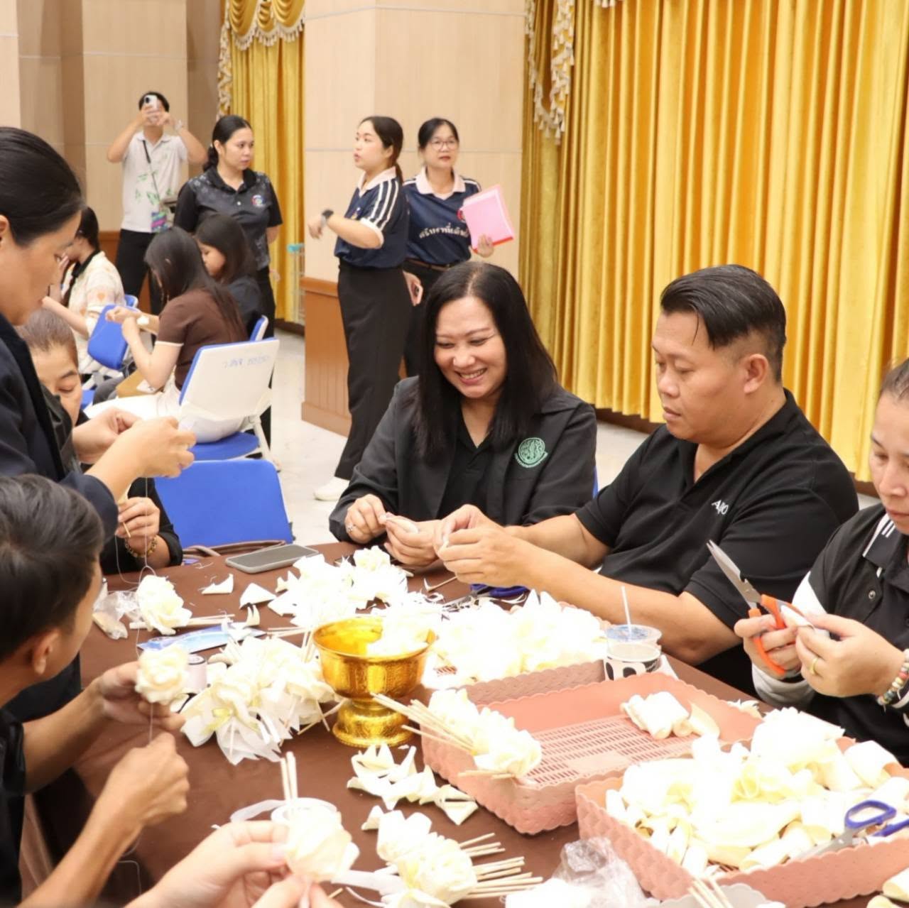 title -  ปฏิรูปที่ดินจังหวัดพระนครศรีอยุธยา พร้อมเจ้าหน้าที่ฝ่ายบริหารทั่วไป สำนักงานการปฏิรูปที่ดินจังหวัดพระนครศรีอยุธยา เข้าร่วมกิจกรรมประดิษฐ์ดอกไม้จันทน์ระดับจังหวัด เพื่อเตรียมความพร้อมในการจัดพระราชพิธีถวายดอกไม้จันทน์ของประชาชนในส่วนภูมิภาค ในงานพระราชพิธีถวายพระเพลิงพระบรมศพ สมเด็จพระนางเจ้าสิริกิติ์ พระบรมราชินีนาถ พระบรมราชชนนีพันปีหลวง