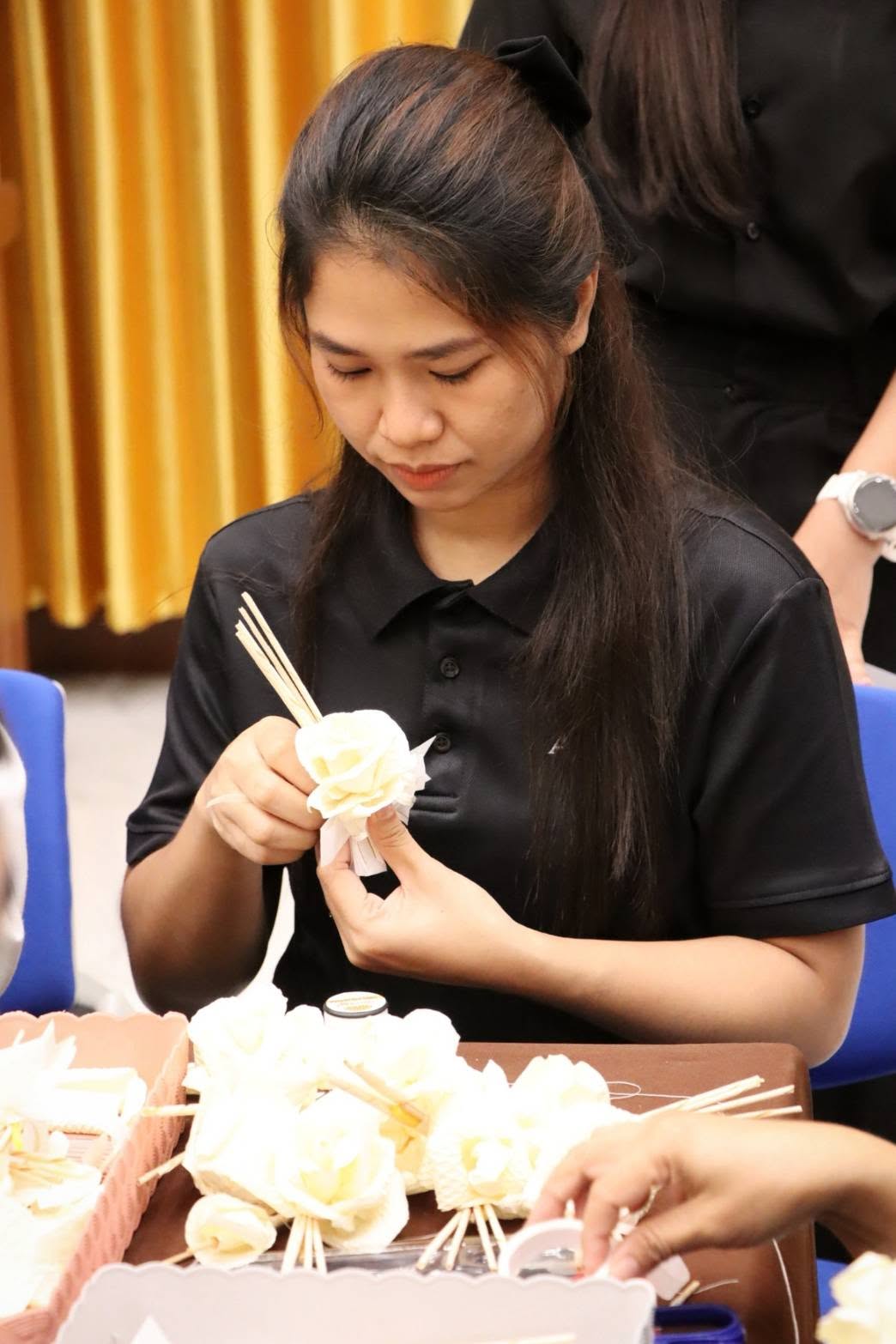 title -  ปฏิรูปที่ดินจังหวัดพระนครศรีอยุธยา พร้อมเจ้าหน้าที่ฝ่ายบริหารทั่วไป สำนักงานการปฏิรูปที่ดินจังหวัดพระนครศรีอยุธยา เข้าร่วมกิจกรรมประดิษฐ์ดอกไม้จันทน์ระดับจังหวัด เพื่อเตรียมความพร้อมในการจัดพระราชพิธีถวายดอกไม้จันทน์ของประชาชนในส่วนภูมิภาค ในงานพระราชพิธีถวายพระเพลิงพระบรมศพ สมเด็จพระนางเจ้าสิริกิติ์ พระบรมราชินีนาถ พระบรมราชชนนีพันปีหลวง