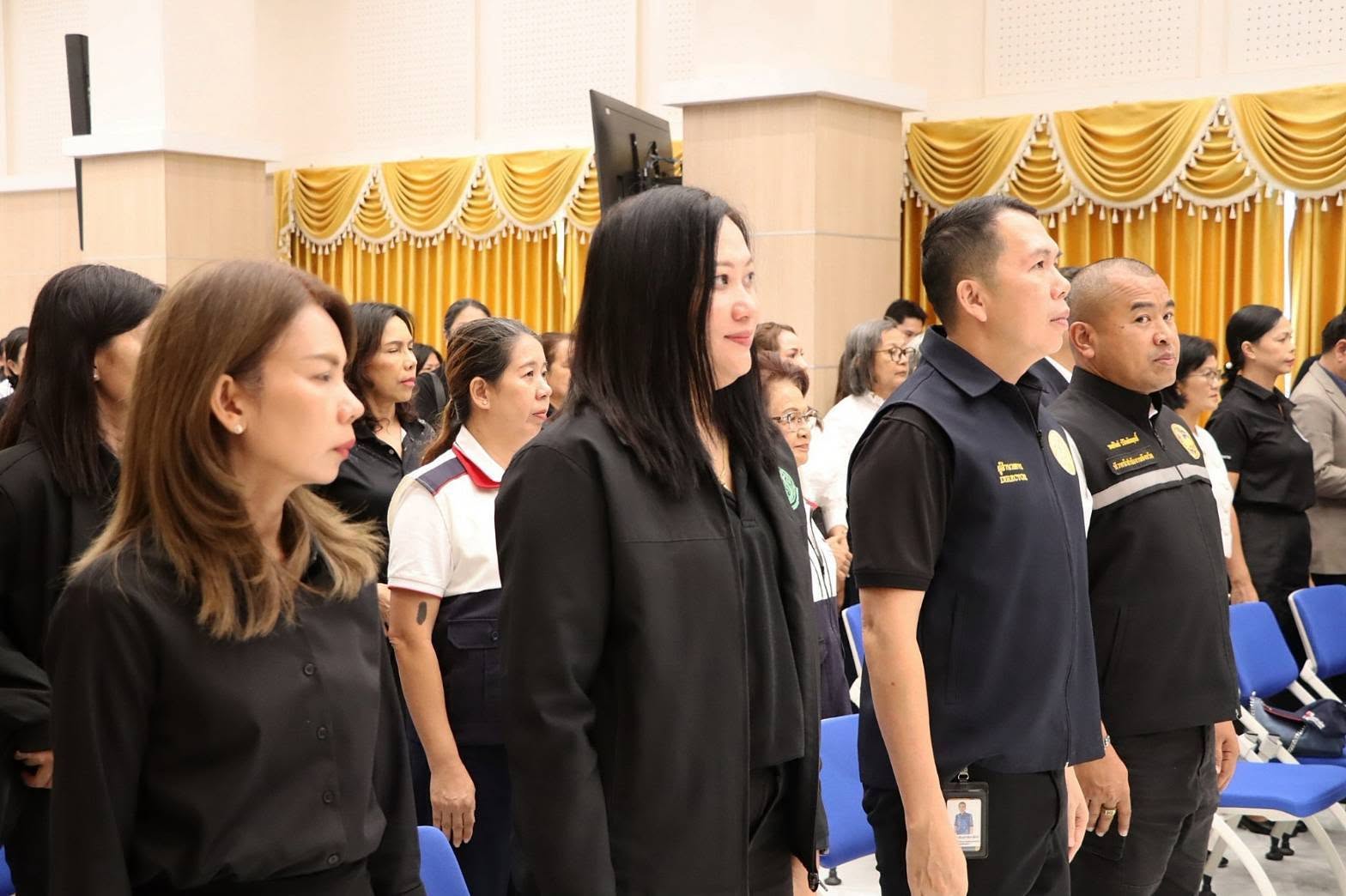 title -  ปฏิรูปที่ดินจังหวัดพระนครศรีอยุธยา พร้อมเจ้าหน้าที่ฝ่ายบริหารทั่วไป สำนักงานการปฏิรูปที่ดินจังหวัดพระนครศรีอยุธยา เข้าร่วมกิจกรรมประดิษฐ์ดอกไม้จันทน์ระดับจังหวัด เพื่อเตรียมความพร้อมในการจัดพระราชพิธีถวายดอกไม้จันทน์ของประชาชนในส่วนภูมิภาค ในงานพระราชพิธีถวายพระเพลิงพระบรมศพ สมเด็จพระนางเจ้าสิริกิติ์ พระบรมราชินีนาถ พระบรมราชชนนีพันปีหลวง