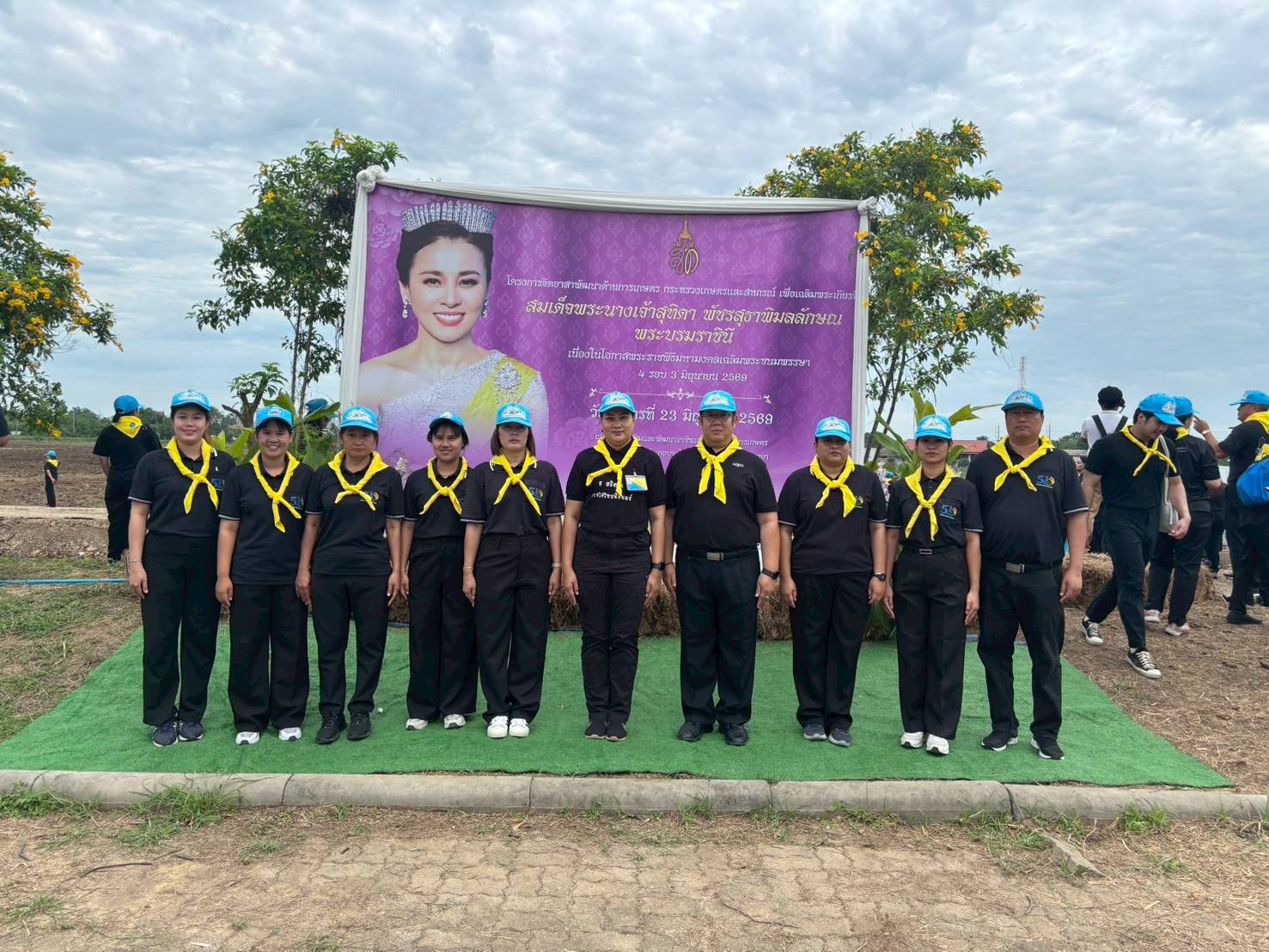 title -  ปฏิรูปที่ดินจังหวัดพระนครศรีอยุธยา พร้อมด้วยข้าราชการ และเจ้าหน้าที่สำนักงานการปฏิรูปที่ดินจังหวัดพระนครศรีอยุธยา ร่วมโครงการจิตอาสาพัฒนาด้านการเกษตร กระทรวงเกษตรและสหกรณ์ เพื่อเฉลิมพระเกียรติสมเด็จพระนางเจ้าสุทิดา พัชรสุธาพิมลลักษณ พระบรมราชินี เนื่องในโอกาสพระราชพิธีมหามงคลเฉลิมพระชนมพรรษา ๔ รอบ 