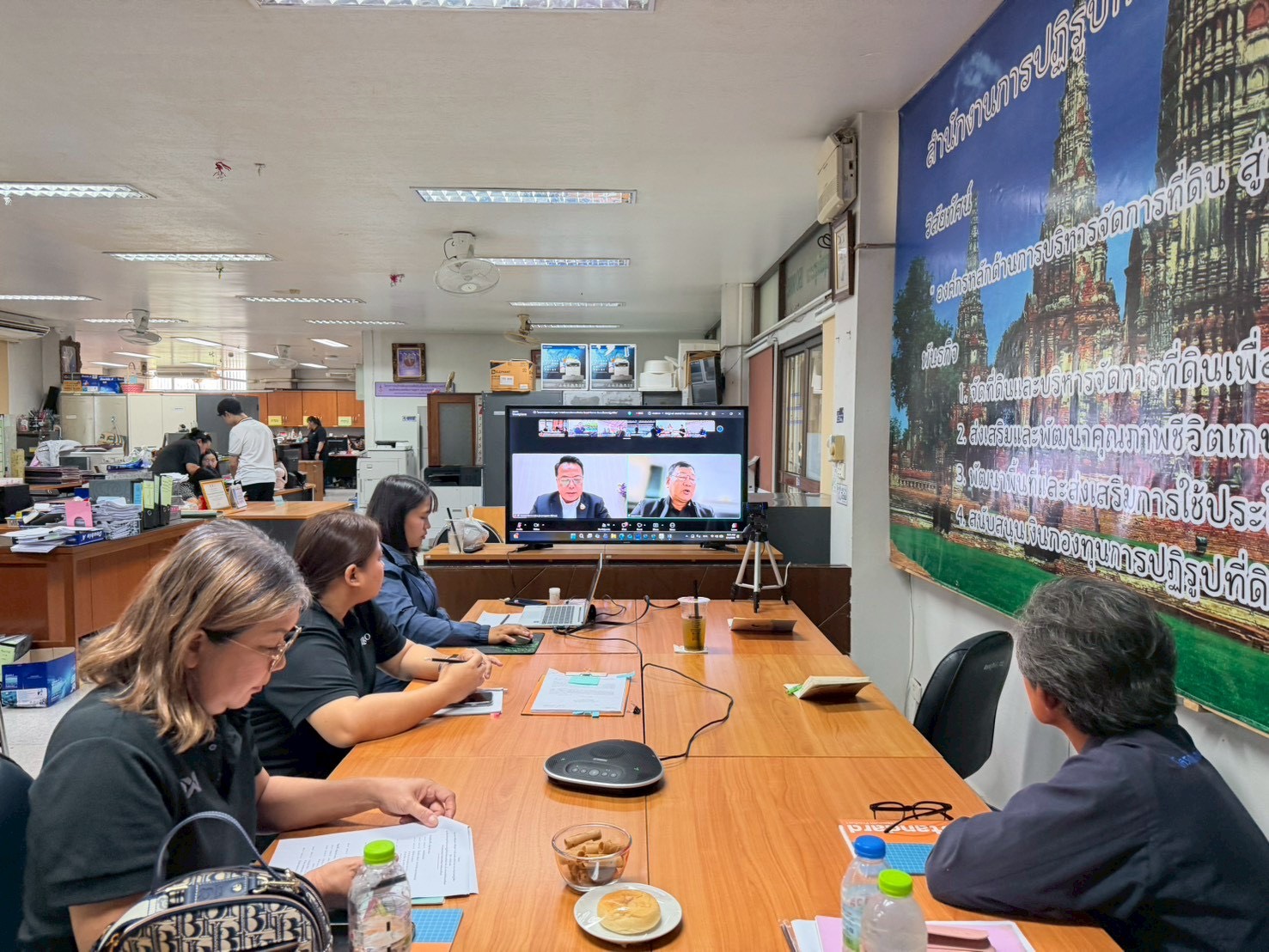 title - ส.ป.ก.พระนครศรีอยุธยา พร้อมเกษตรกรในเขตปฏิรูปที่ดินรายนางสาวพชรมน รุจิธรรม และนายศิลชัย หล่อเลิศธรรม เข้าร่วมอบรมโครงการสัมมนา หลักสูตร “การสร้างและพัฒนาเครือข่าย Smart Farmer ต้นแบบในเขตปฏิรูปที่ดิน” ปีงบประมาณ พ.ศ. ๒๕๖๙ ผ่านสื่ออิเล็กทรอนิกส์ด้วยโปรแกรม Zoom meeting