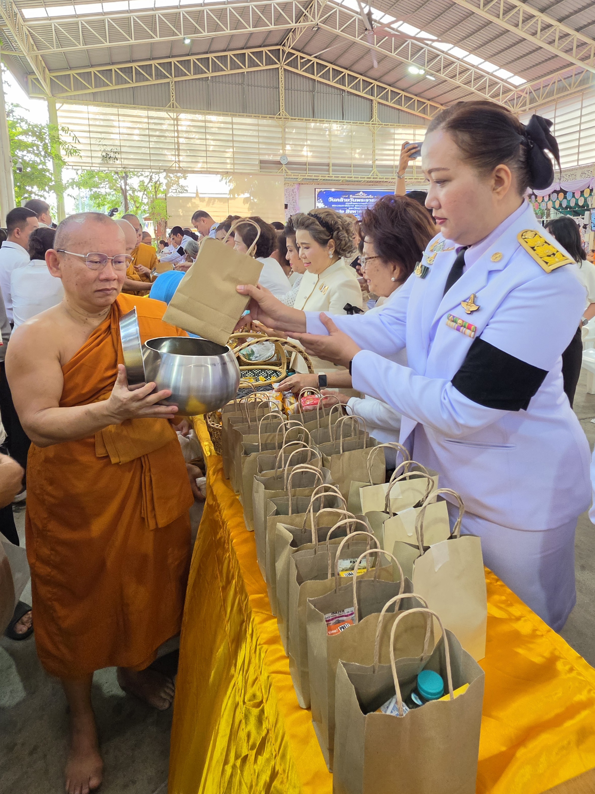 title - นางสาวอมรรัตน์ แขวงโสภา ปฏิรูปที่ดินจังหวัดพระนครศรีอยุธยา พร้อมด้วยเจ้าหน้าที่กลุ่มยุทธศาสตร์และการปฏิรูปที่ดิน เข้าร่วมกิจกรรมเนื่องในวันคล้ายวันพระราชสมภพ สมเด็จพระนางเจ้าสิริกิติ์ พระบรมราชินีนาถ พระบรมราชชนนีพันปีหลวง และวันแม่แห่งชาติ ๑๒ สิงหาคม ๒๕๖๙