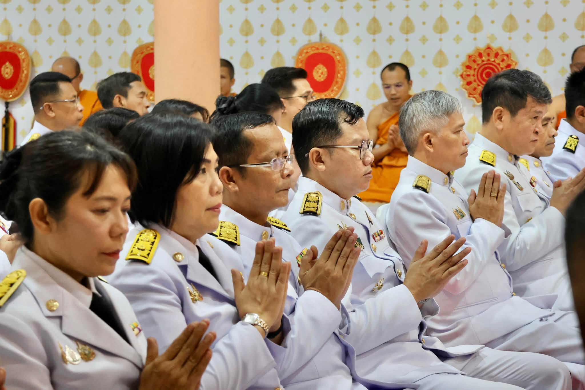 title - สำนักงานการปฏิรูปที่ดินจังหวัดระนอง  เข้าร่วมพิธีบำเพ็ญกุศลและทำบุญตักบาตรในวาระครบ ๑๐๐ วัน (สตมวาร)  แห่งการสิ้นพระชนม์ ถวายเป็นพระกุศลแด่ “เจ้าฟ้าพัชรกิติยาภาฯ”