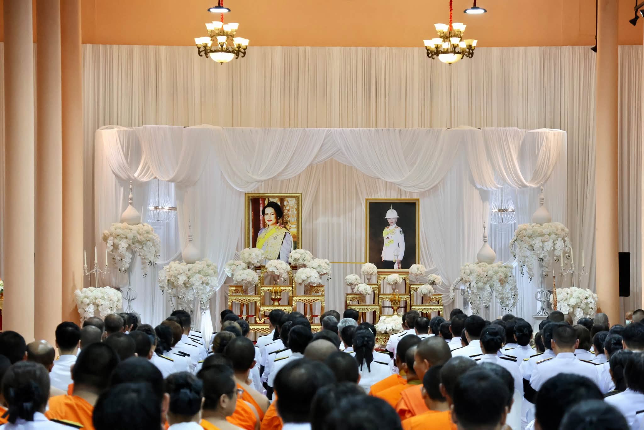 title - สำนักงานการปฏิรูปที่ดินจังหวัดระนอง  เข้าร่วมพิธีบำเพ็ญกุศลและทำบุญตักบาตรในวาระครบ ๑๐๐ วัน (สตมวาร)  แห่งการสิ้นพระชนม์ ถวายเป็นพระกุศลแด่ “เจ้าฟ้าพัชรกิติยาภาฯ”