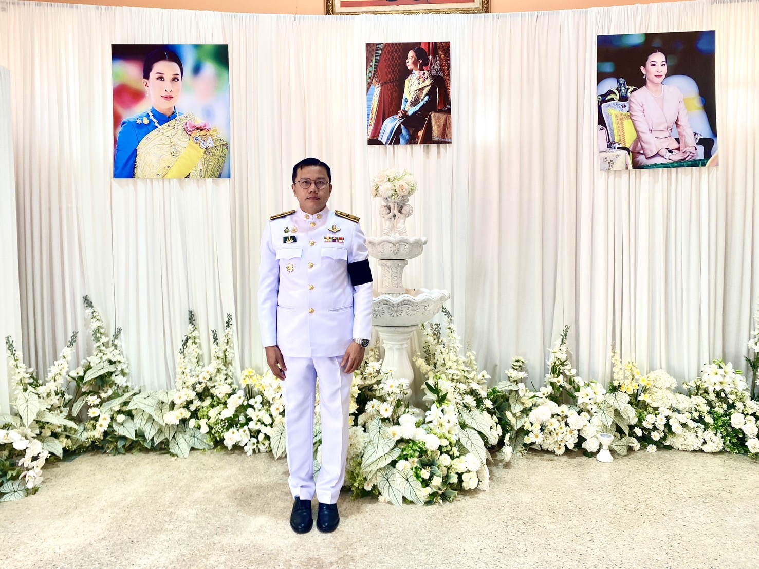 title - สำนักงานการปฏิรูปที่ดินจังหวัดระนอง เข้าร่วมพิธีถวายน้ำสรงพระศพเบื้องหน้าพระรูป สมเด็จพระเจ้าลูกเธอ เจ้าฟ้าพัชรกิติยาภา นเรนทิราเทพยวดี กรมหลวงราชสาริณีสิริพัชร มหาวัชรราชธิดา ประชาชนร่วมแสดงความอาลัย