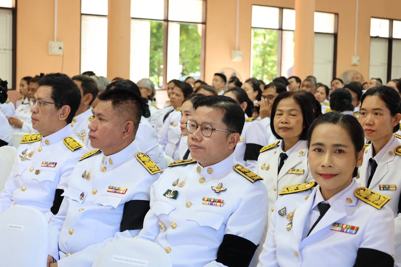 title - สำนักงานการปฏิรูปที่ดินจังหวัดระนอง เข้าร่วมพิธีถวายน้ำสรงพระศพเบื้องหน้าพระรูป สมเด็จพระเจ้าลูกเธอ เจ้าฟ้าพัชรกิติยาภา นเรนทิราเทพยวดี กรมหลวงราชสาริณีสิริพัชร มหาวัชรราชธิดา ประชาชนร่วมแสดงความอาลัย