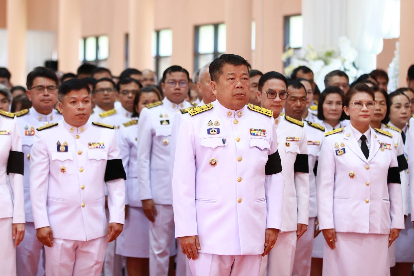 title - สำนักงานการปฏิรูปที่ดินจังหวัดระนอง เข้าร่วมพิธีถวายน้ำสรงพระศพเบื้องหน้าพระรูป สมเด็จพระเจ้าลูกเธอ เจ้าฟ้าพัชรกิติยาภา นเรนทิราเทพยวดี กรมหลวงราชสาริณีสิริพัชร มหาวัชรราชธิดา ประชาชนร่วมแสดงความอาลัย
