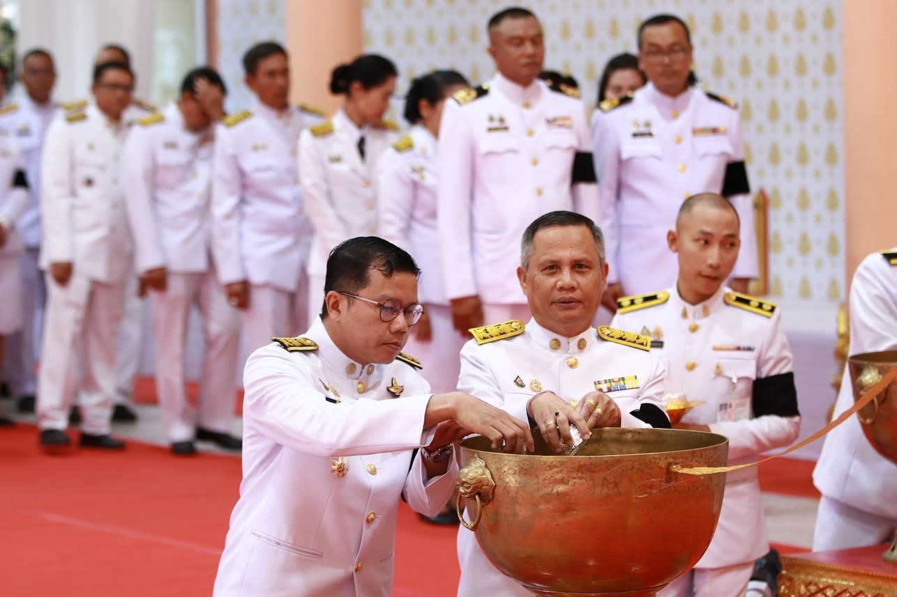 title - สำนักงานการปฏิรูปที่ดินจังหวัดระนอง เข้าร่วมพิธีถวายน้ำสรงพระศพเบื้องหน้าพระรูป สมเด็จพระเจ้าลูกเธอ เจ้าฟ้าพัชรกิติยาภา นเรนทิราเทพยวดี กรมหลวงราชสาริณีสิริพัชร มหาวัชรราชธิดา ประชาชนร่วมแสดงความอาลัย