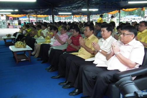 ทำบุญตักบาตร 5 ธันวาคม 2556  