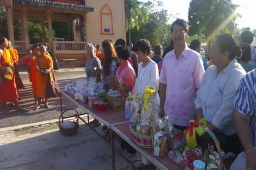 ร่วมทำบุญตักบาตร ในโครงการฉลองพระชันษา 100 ปี สมเด็จพระญาณสังวร สมเด็จพระสังฆราชสกลมหาสังฆปริณายก  