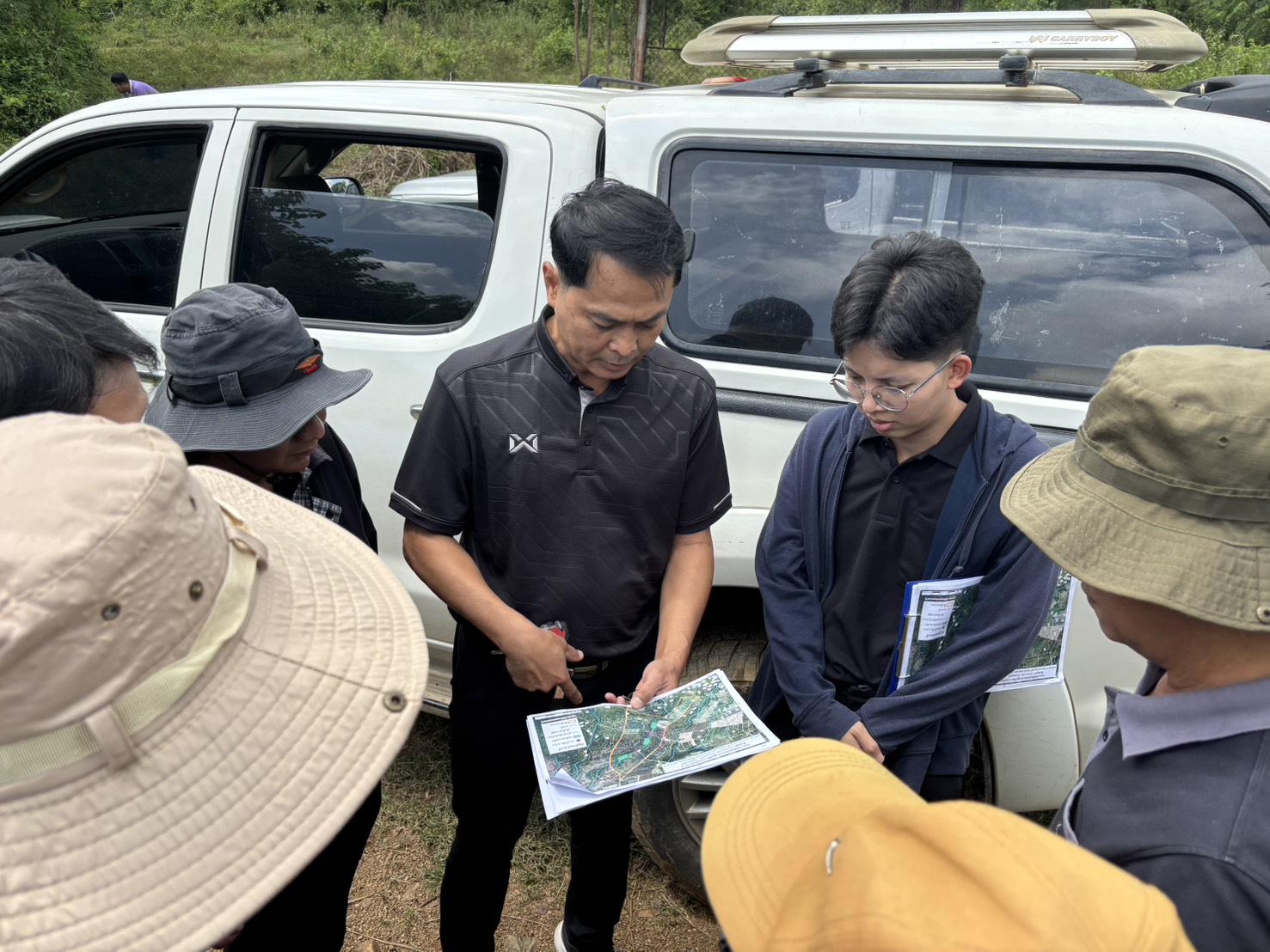ปฏิรูปที่ดินจังหวัดราชบุรี ลงพื้นที่สำรวจเพื่อออกแบบงานก่อสร้างระบบอนุรักษ์ดินและน้ำ พร้อมทั้งติดตามงานปรับพื้นที่ และล้มปาล์ม แปลงราชบุรีโมเดล 