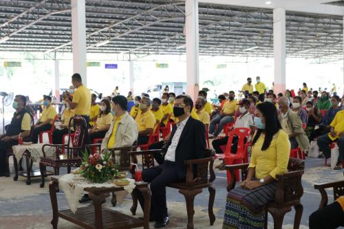 นายสุรินทร์  หาญมนัสเวทย์ ปฏิรูปที่ดินจังหวัดราชบุรี พร้อมด้วยเจ้าหน้าที่ ส.ป.ก.ราชบุรี ร่วมงานโครงการคลินิกเกษตร ณ ตำบลวัดแก้ว อำเภอบางแพ จังหวัดราชบุรี