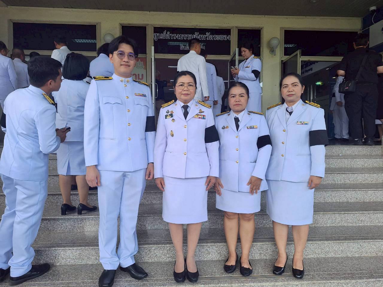 title - วันที่ 26 ตุลาคม 2568 นางวิไลกัลยา สาริพันธ์ ปฏิรูปที่ดินจังหวัดระยอง พร้อมข้าราชการ ส.ป.ก.ระยอง เข้าร่วมในพิธีถวายน้ำสรงพระบรมศพและร่วมลงนามถวายความอาลัย สมเด็จพระนางเจ้าสิริกิติ์ พระบรมราชินีนาถ พระบรมราชชนนีพันปีหลวง เบื้องหน้าพระฉายาลักษณ์ สมเด็จพระนางเจ้าสิริกิติ์ พระบรมราชินีนาถ พระบรมราชชนนีพันปีหลวง