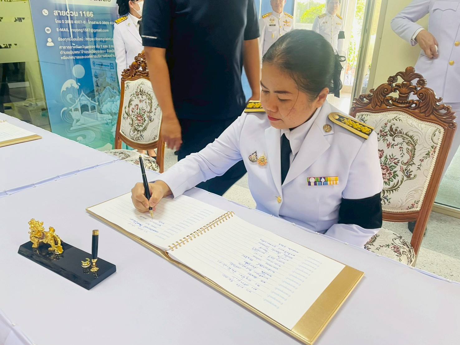 title - วันที่ 26 ตุลาคม 2568 นางวิไลกัลยา สาริพันธ์ ปฏิรูปที่ดินจังหวัดระยอง พร้อมข้าราชการ ส.ป.ก.ระยอง เข้าร่วมในพิธีถวายน้ำสรงพระบรมศพและร่วมลงนามถวายความอาลัย สมเด็จพระนางเจ้าสิริกิติ์ พระบรมราชินีนาถ พระบรมราชชนนีพันปีหลวง เบื้องหน้าพระฉายาลักษณ์ สมเด็จพระนางเจ้าสิริกิติ์ พระบรมราชินีนาถ พระบรมราชชนนีพันปีหลวง