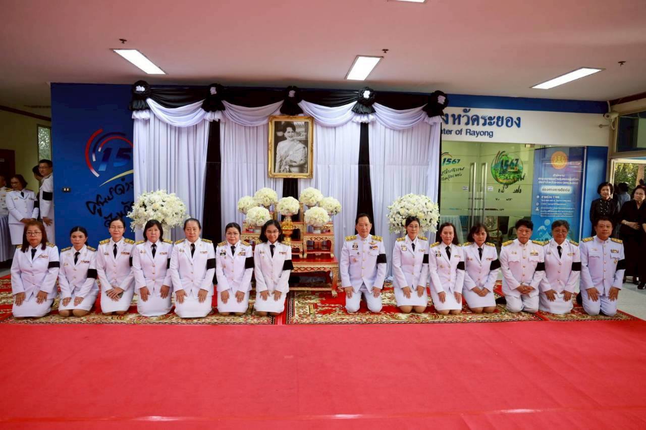 title - วันที่ 26 ตุลาคม 2568 นางวิไลกัลยา สาริพันธ์ ปฏิรูปที่ดินจังหวัดระยอง พร้อมข้าราชการ ส.ป.ก.ระยอง เข้าร่วมในพิธีถวายน้ำสรงพระบรมศพและร่วมลงนามถวายความอาลัย สมเด็จพระนางเจ้าสิริกิติ์ พระบรมราชินีนาถ พระบรมราชชนนีพันปีหลวง เบื้องหน้าพระฉายาลักษณ์ สมเด็จพระนางเจ้าสิริกิติ์ พระบรมราชินีนาถ พระบรมราชชนนีพันปีหลวง