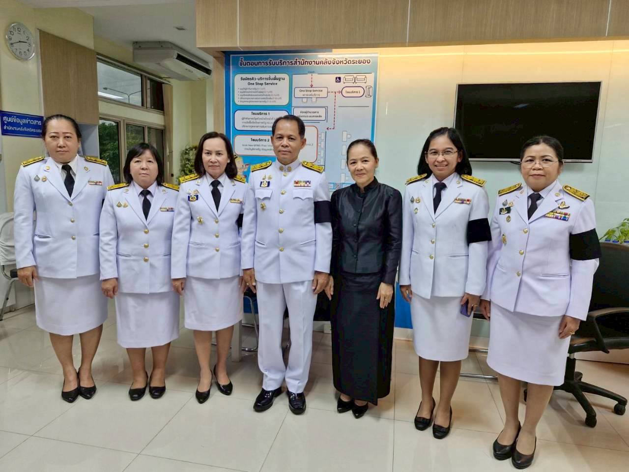 title - วันที่ 26 ตุลาคม 2568 นางวิไลกัลยา สาริพันธ์ ปฏิรูปที่ดินจังหวัดระยอง พร้อมข้าราชการ ส.ป.ก.ระยอง เข้าร่วมในพิธีถวายน้ำสรงพระบรมศพและร่วมลงนามถวายความอาลัย สมเด็จพระนางเจ้าสิริกิติ์ พระบรมราชินีนาถ พระบรมราชชนนีพันปีหลวง เบื้องหน้าพระฉายาลักษณ์ สมเด็จพระนางเจ้าสิริกิติ์ พระบรมราชินีนาถ พระบรมราชชนนีพันปีหลวง