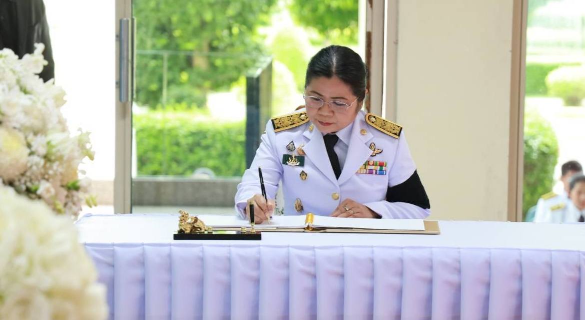 title - วันที่ 26 ตุลาคม 2568 นางวิไลกัลยา สาริพันธ์ ปฏิรูปที่ดินจังหวัดระยอง พร้อมข้าราชการ ส.ป.ก.ระยอง เข้าร่วมในพิธีถวายน้ำสรงพระบรมศพและร่วมลงนามถวายความอาลัย สมเด็จพระนางเจ้าสิริกิติ์ พระบรมราชินีนาถ พระบรมราชชนนีพันปีหลวง เบื้องหน้าพระฉายาลักษณ์ สมเด็จพระนางเจ้าสิริกิติ์ พระบรมราชินีนาถ พระบรมราชชนนีพันปีหลวง