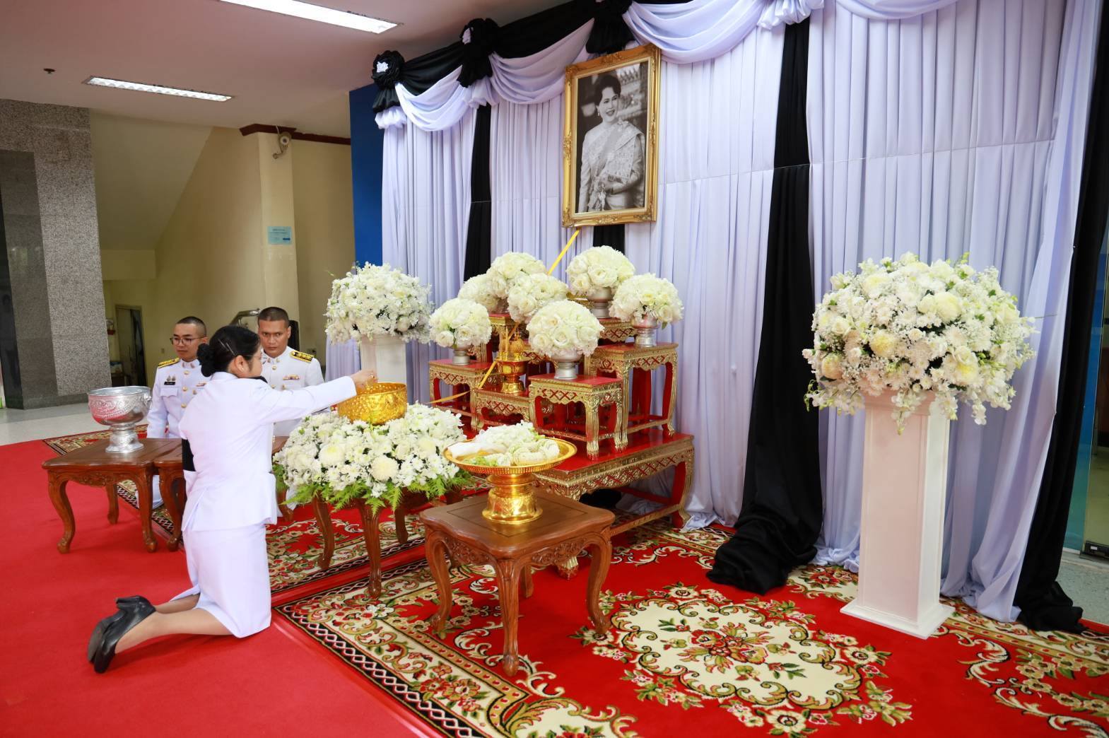 title - วันที่ 26 ตุลาคม 2568 นางวิไลกัลยา สาริพันธ์ ปฏิรูปที่ดินจังหวัดระยอง พร้อมข้าราชการ ส.ป.ก.ระยอง เข้าร่วมในพิธีถวายน้ำสรงพระบรมศพและร่วมลงนามถวายความอาลัย สมเด็จพระนางเจ้าสิริกิติ์ พระบรมราชินีนาถ พระบรมราชชนนีพันปีหลวง เบื้องหน้าพระฉายาลักษณ์ สมเด็จพระนางเจ้าสิริกิติ์ พระบรมราชินีนาถ พระบรมราชชนนีพันปีหลวง