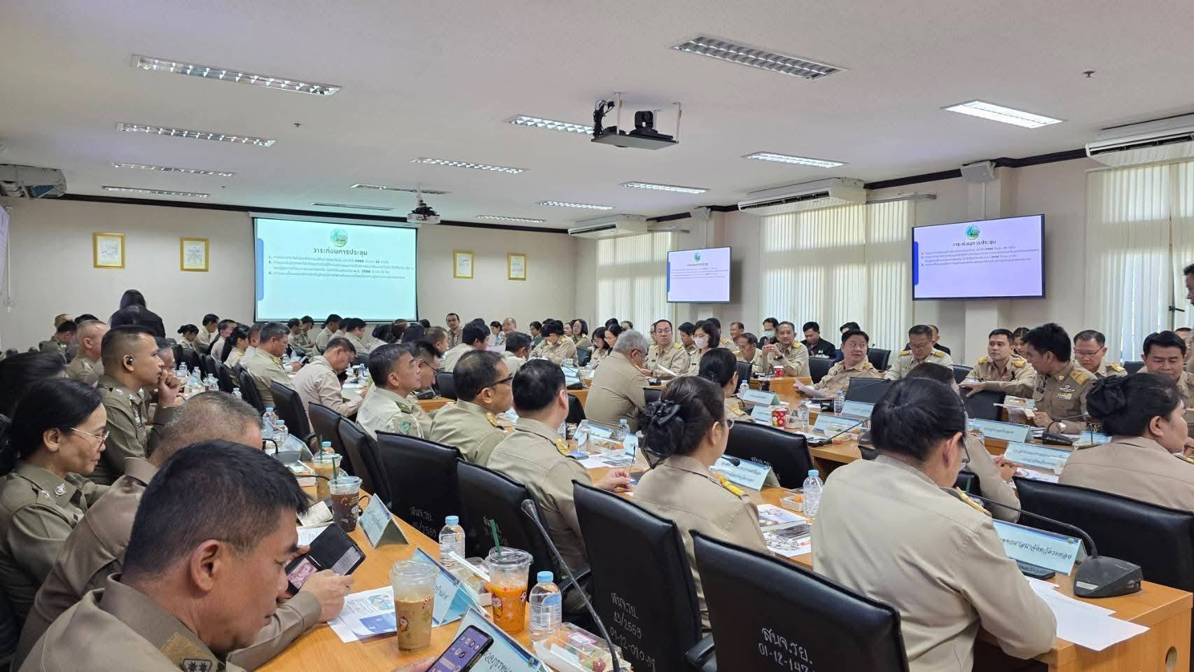 title - วันจันทร์ที่ 22 ธันวาคม พ.ศ.2568 นางวิไลกัลยา สาริพันธ์ ปฏิรูปที่ดินจังหวัดระยอง เข้าร่วมการประชุมกรมการจังหวัด หัวหน้าส่วนราชการ นายอำเภอ และหัวหน้าส่วนประจำจังหวัดระยอง ครั้งที่ 12/2568 ประจำเดือนธันวาคม 2568