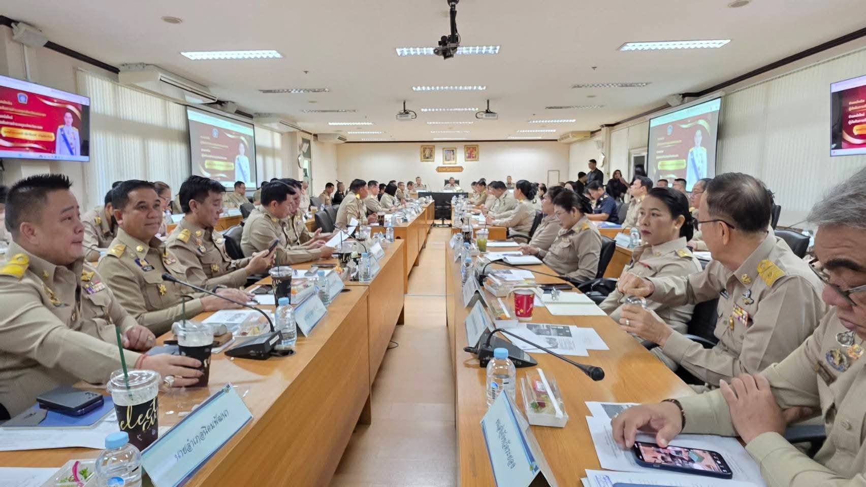 title - วันจันทร์ที่ 22 ธันวาคม พ.ศ.2568 นางวิไลกัลยา สาริพันธ์ ปฏิรูปที่ดินจังหวัดระยอง เข้าร่วมการประชุมกรมการจังหวัด หัวหน้าส่วนราชการ นายอำเภอ และหัวหน้าส่วนประจำจังหวัดระยอง ครั้งที่ 12/2568 ประจำเดือนธันวาคม 2568