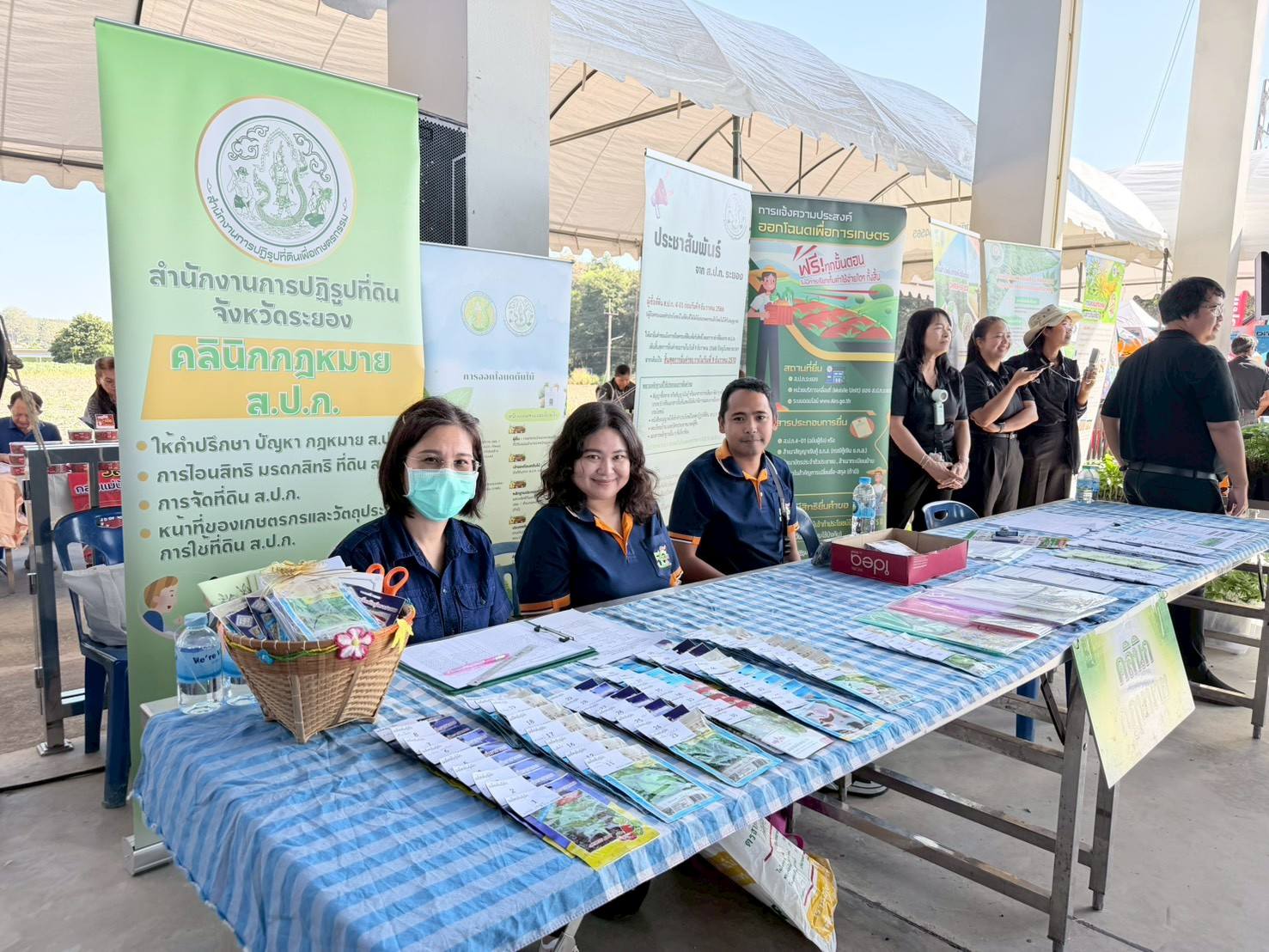 title - วันที่ 24 ธันวาคม 2568 นางวิไลกัลยา สาริพันธ์ ปฏิรูปที่ดินจังหวัดระยอง พร้อมเจ้าหน้าที่ ส.ป.ก.ระยอง และหน่วยงานในกระทรวงเกษตรและสหกรณ์ เข้าร่วมจัดนิทรรศการโครงการคลินิคเคลื่อนในพระราชานุเคราะห์สมเด็จพระบรมโอรสาธิราช ฯ สยามมกุฎราชกุมาร ไตรมาสที่ 1/2569 