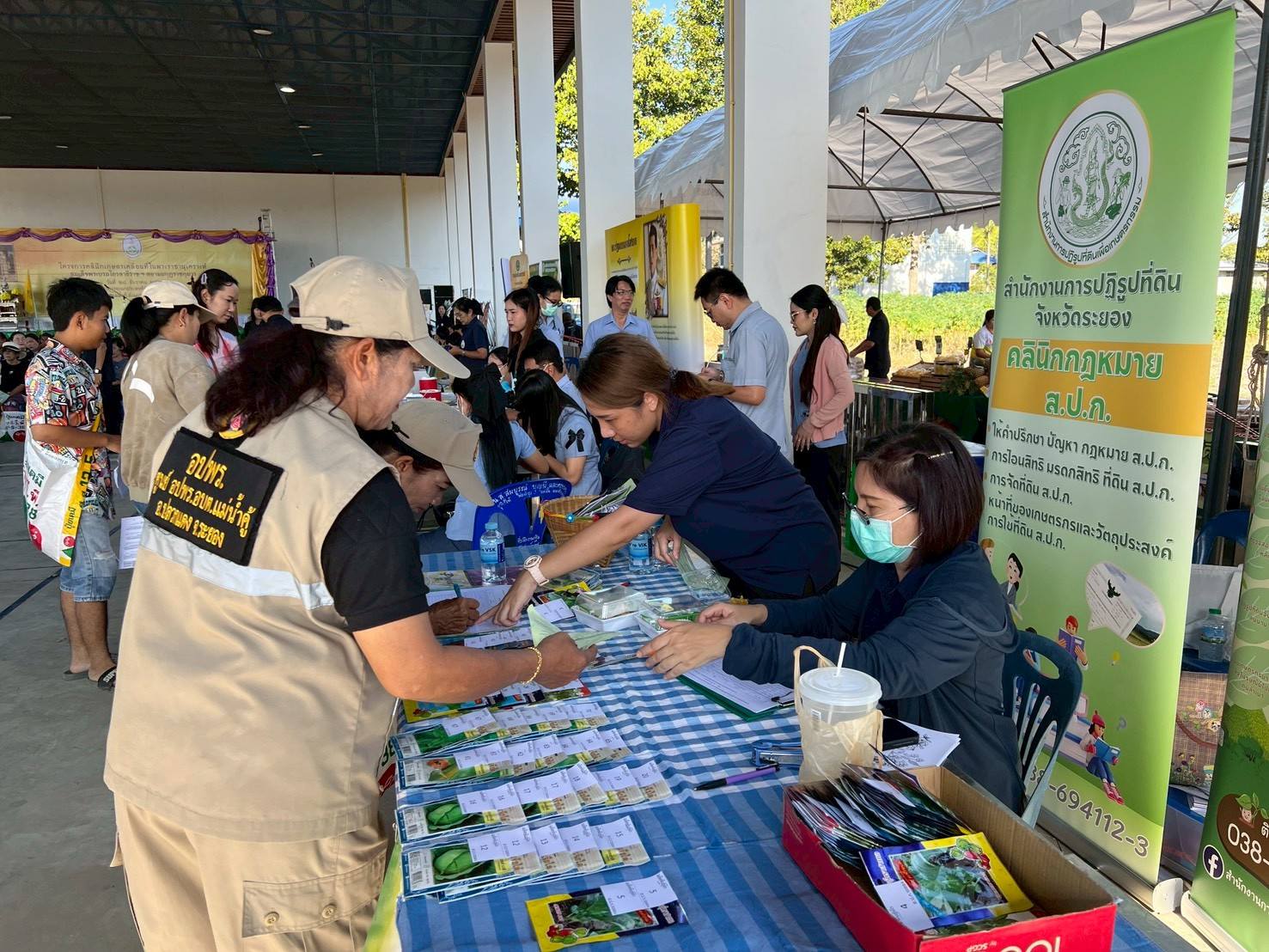 title - วันที่ 24 ธันวาคม 2568 นางวิไลกัลยา สาริพันธ์ ปฏิรูปที่ดินจังหวัดระยอง พร้อมเจ้าหน้าที่ ส.ป.ก.ระยอง และหน่วยงานในกระทรวงเกษตรและสหกรณ์ เข้าร่วมจัดนิทรรศการโครงการคลินิคเคลื่อนในพระราชานุเคราะห์สมเด็จพระบรมโอรสาธิราช ฯ สยามมกุฎราชกุมาร ไตรมาสที่ 1/2569 