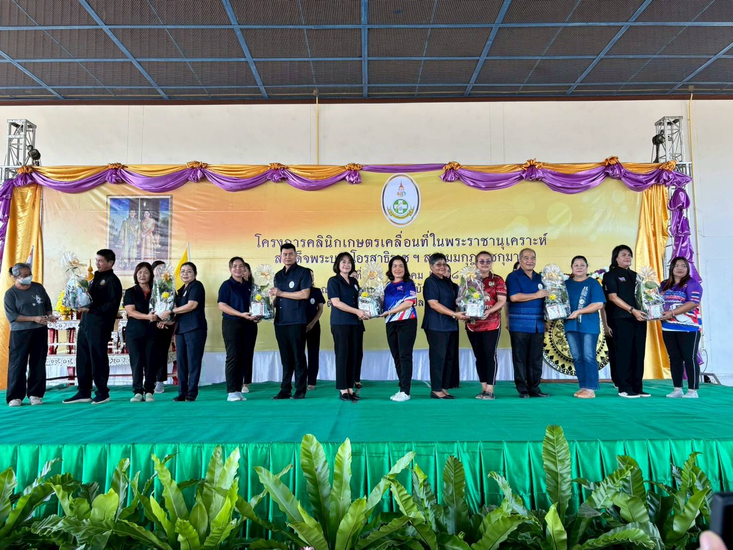 title - วันที่ 24 ธันวาคม 2568 นางวิไลกัลยา สาริพันธ์ ปฏิรูปที่ดินจังหวัดระยอง พร้อมเจ้าหน้าที่ ส.ป.ก.ระยอง และหน่วยงานในกระทรวงเกษตรและสหกรณ์ เข้าร่วมจัดนิทรรศการโครงการคลินิคเคลื่อนในพระราชานุเคราะห์สมเด็จพระบรมโอรสาธิราช ฯ สยามมกุฎราชกุมาร ไตรมาสที่ 1/2569 