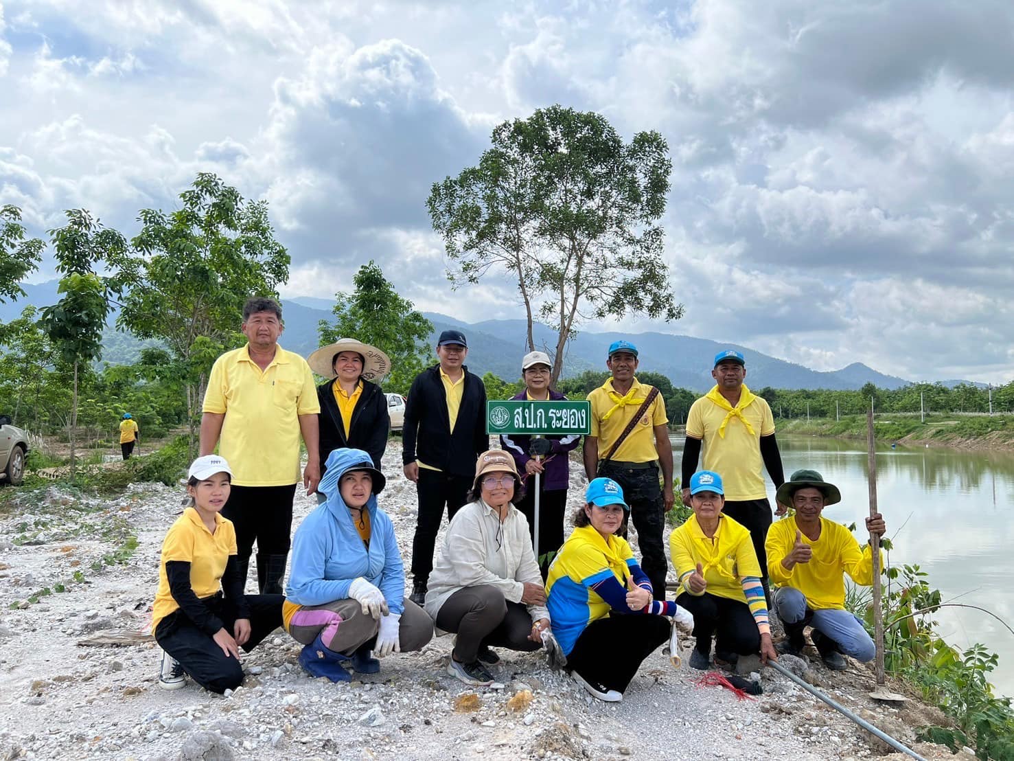 ปฏิรูปที่ดินจังหวัดระยอง พร้อมด้วยเจ้าหน้าที่สำนักงานการปฏิรูปที่ดินจังหวัดระยอง และเกษตรกรในพื้นที่ตำบลห้วยทับมอญ ร่วมจัดกิจกรรมโครงการพัฒนาและรณรงค์การใช้หญ้าแฝกอันเนื่องมาจากพระราชดำริในเขตปฏิรูปที่ดิน ประจำปีงบประมาณ พ.ศ.2567 และกิจกรรมวันต้นไม้ประจำปีของชาติ พ.ศ.2567