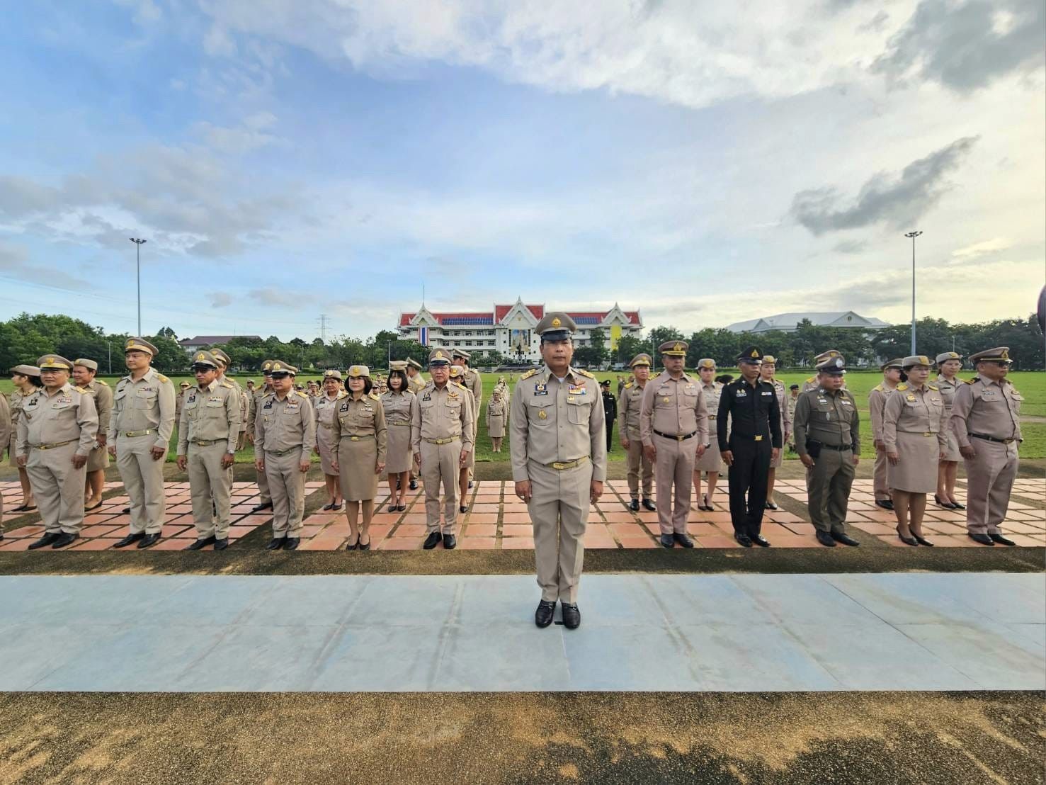 นายไตรภพ วงศ์ไตรรัตน์ ผู้ว่าราชการจังหวัดระยอง พร้อมด้วย รองผู้ว่าราชการจังหวัดระยอง หัวหน้าส่วนราชการ นำข้าราชการและเจ้าหน้าที่ ร่วมกิจกรรมเนื่องในวันพระราชทานธงชาติไทย (Thai National Flag Day) วันที่ ๒๘ กันยายน ๒๕๖๗