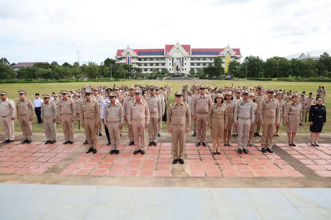 ผู้ว่าราชการจังหวัดระยอง นำรองผู้ว่าราชการจังหวัดระยอง ปลัดจังหวัดระยอง หัวหน้าส่วนราชการจังหวัด และข้าราชการ ยืนตรงเคารพธงชาติและเชิญธงชาติไทยขึ้นสู่ยอดเสาพร้อมร้องเพลงชาติไทยโดยพร้อมเพรียงกัน ณ บริเวณหน้าเสาธงชาติไทย ศูนย์ราชการจังหวัดระยอง 